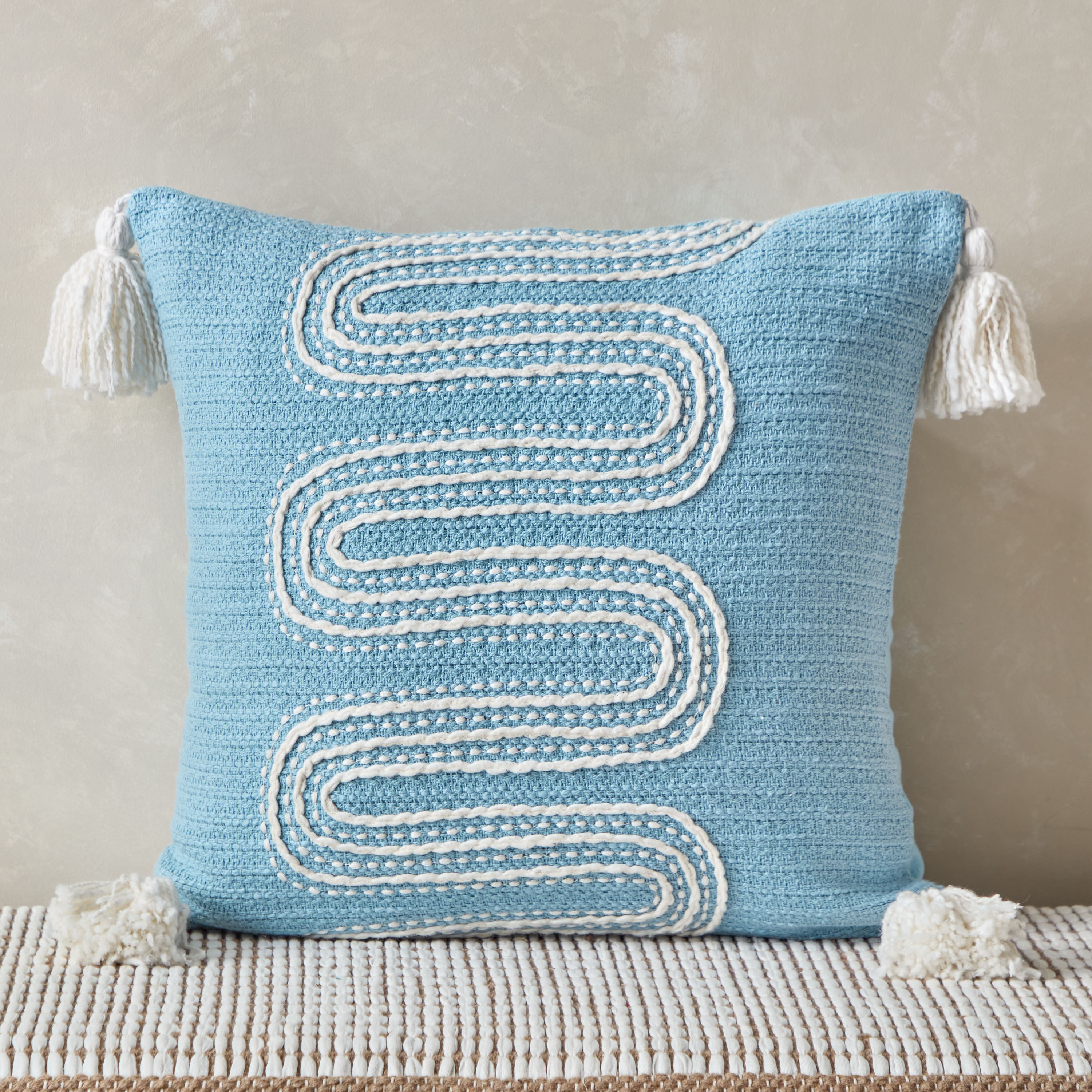 وسادة محشوة مطرزة كيرف دوري من أويا - 45x45 سم-hbxhomeware-hbxbedroom-image-1
