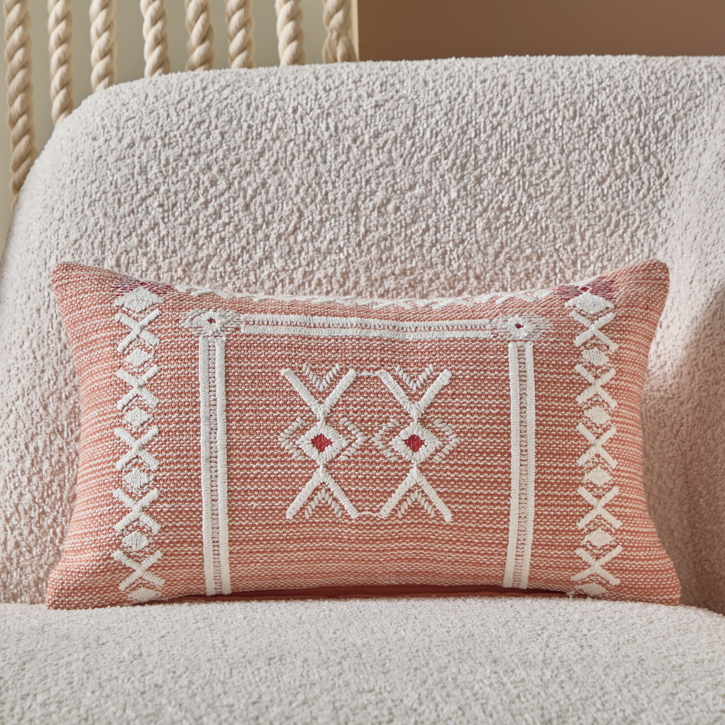 وسادة محشوة مطرّزة منسوجة ترايب من كانكون- 30x50 سم-hbxhomeware-hbxbedroom-image-1