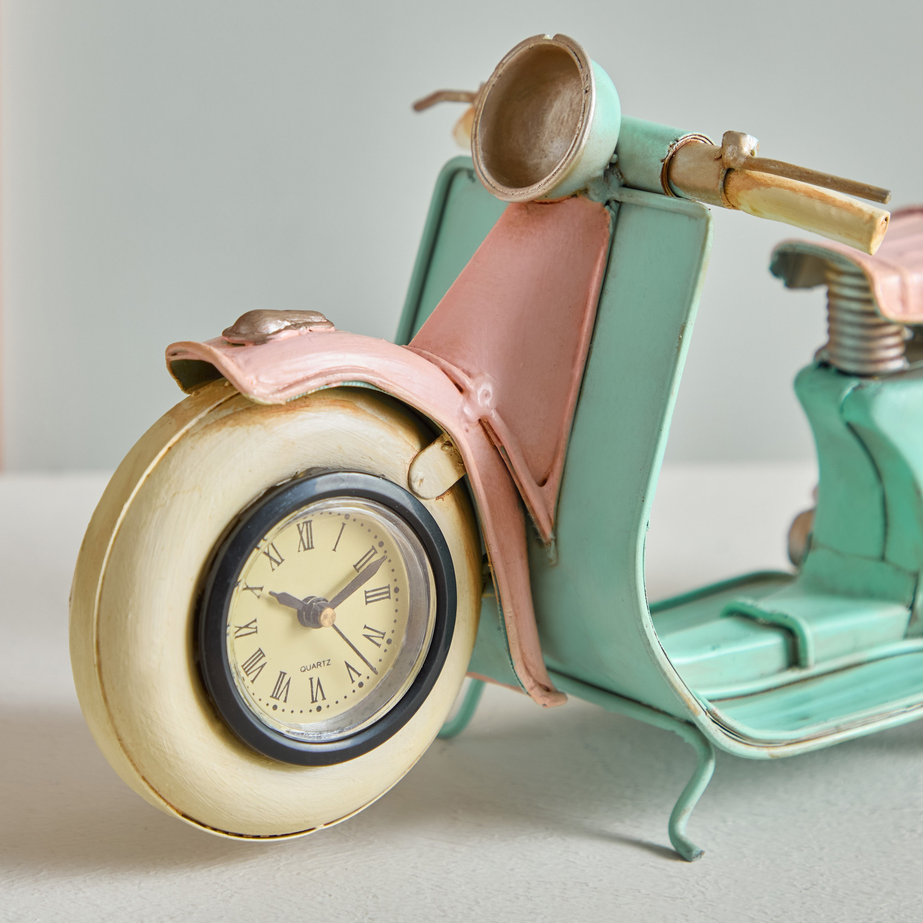 ساعة طاولة ديكور معدن بتصميم سكوتر من فينتدج - 25x12x13 سم-hbxdiningroom-decorandaccessories-clocks-image-3
