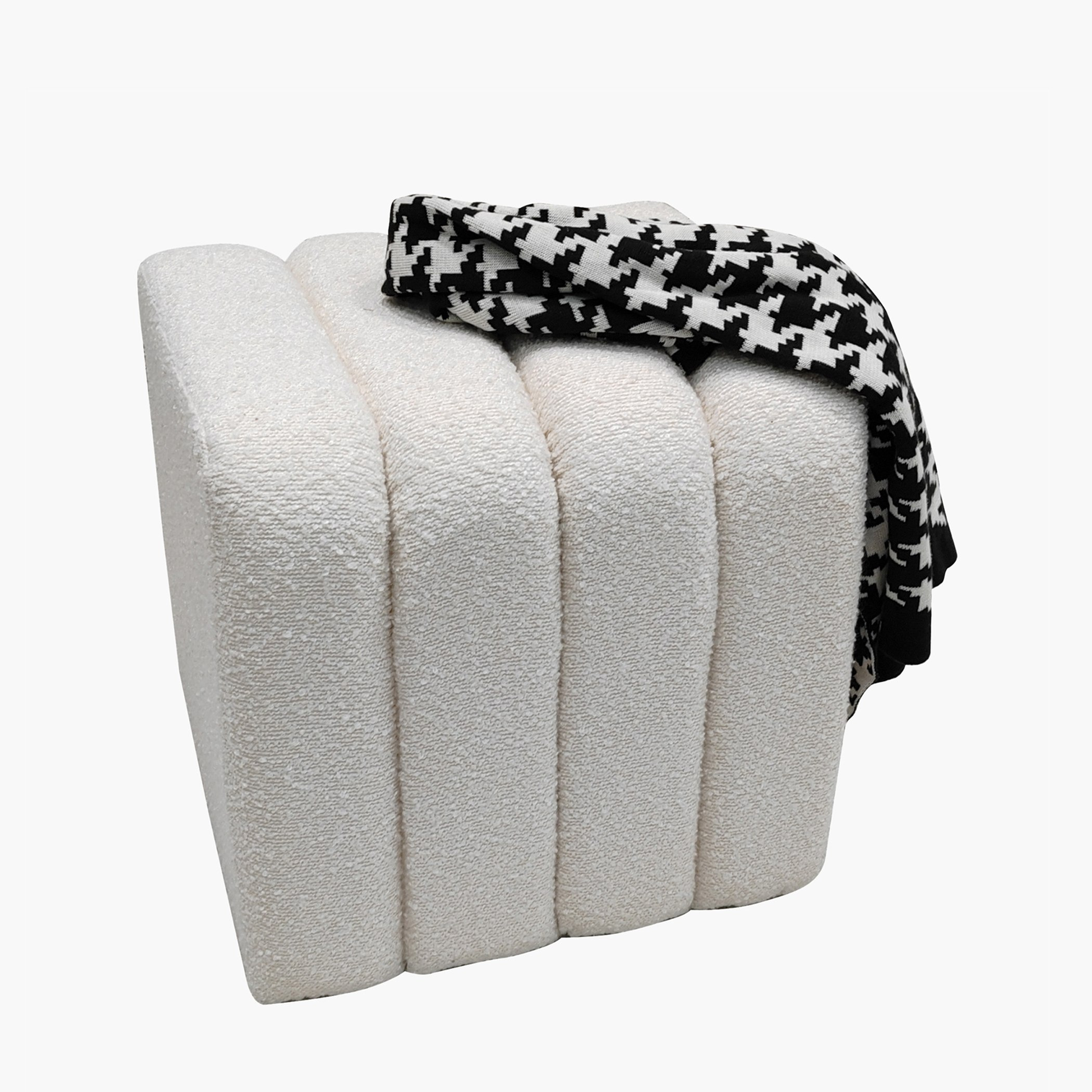 مسند قدم قماش من ماونت-hbxlivingroom-sofasandarmchairs-ottomansandfootstools-image-2