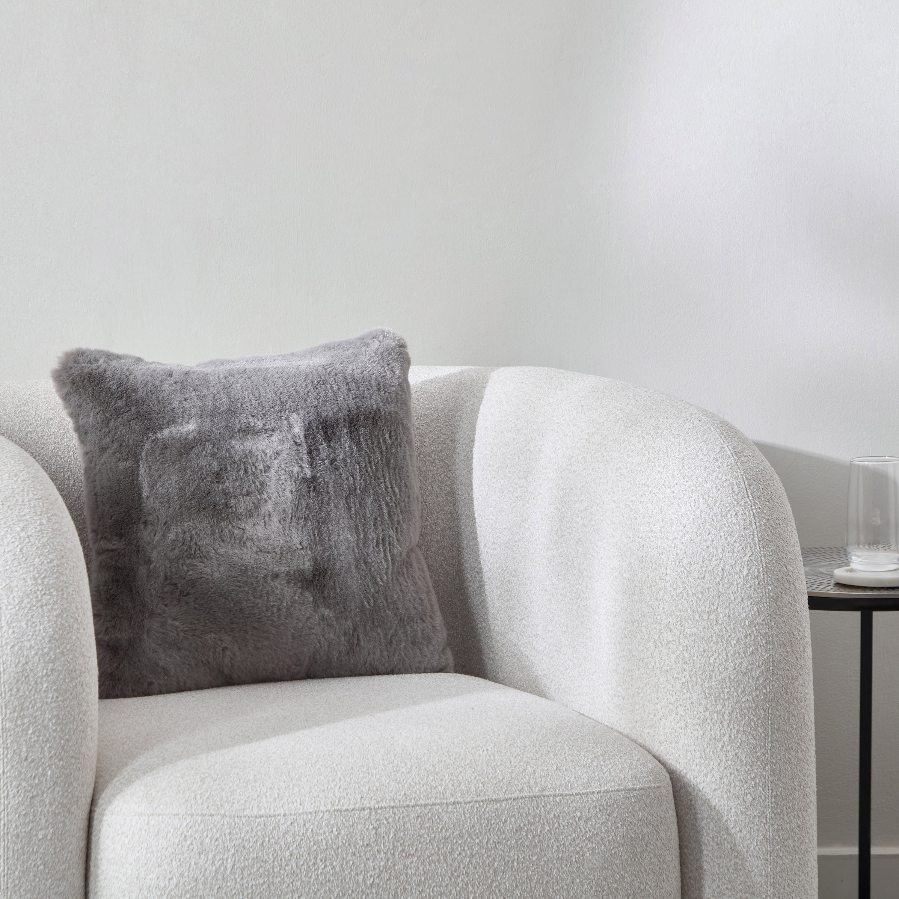 وسادة من فرو الأرنب الصناعي - 45x45 سم-hbxlivingroom-furnishings-cushionsandcovers-filledcushions-image-4