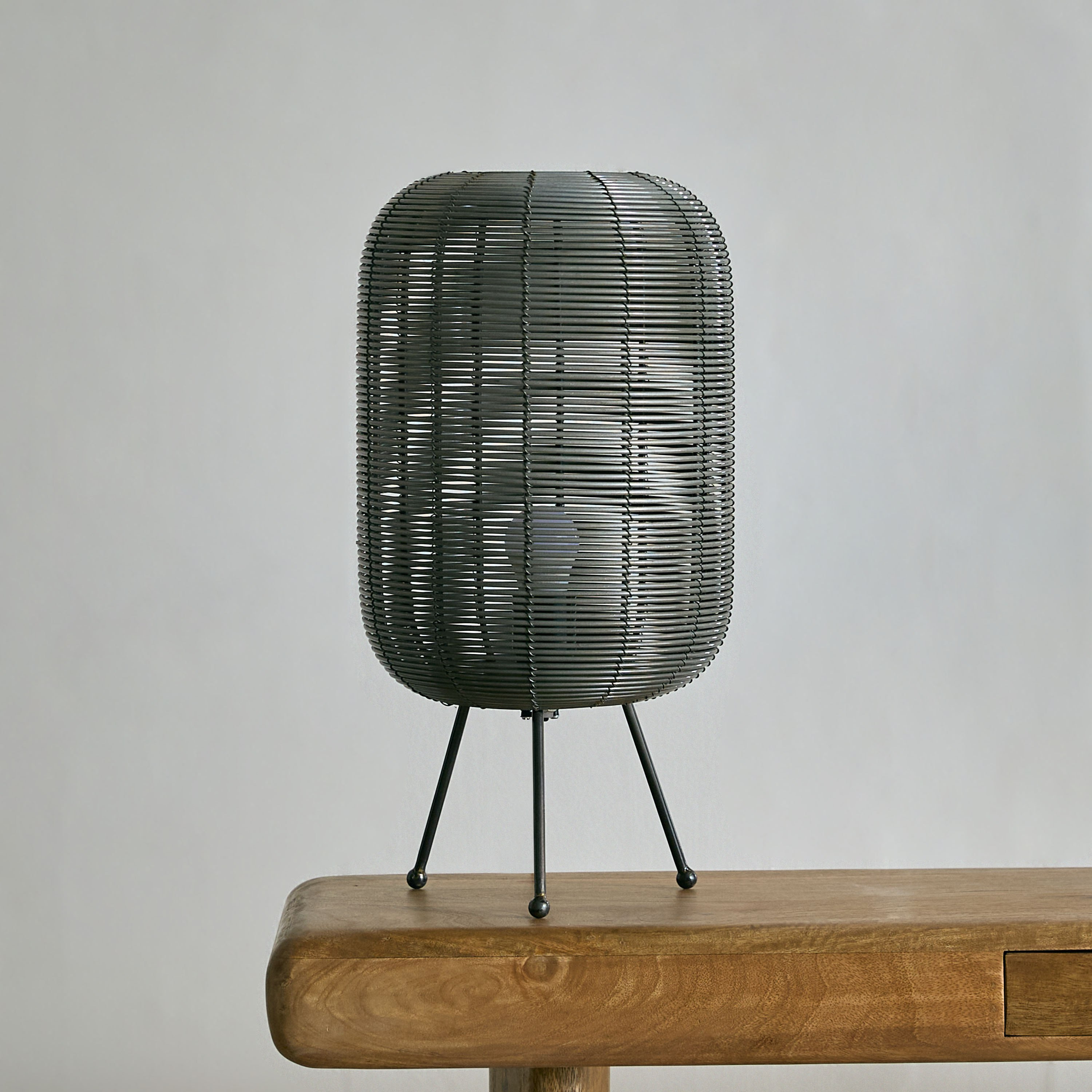مصباح طاولة ثلاثي القوائم سلك ألومنيوم من آرون - 22x43 سم-hbxbedroom-lighting-tablelamps-image-1