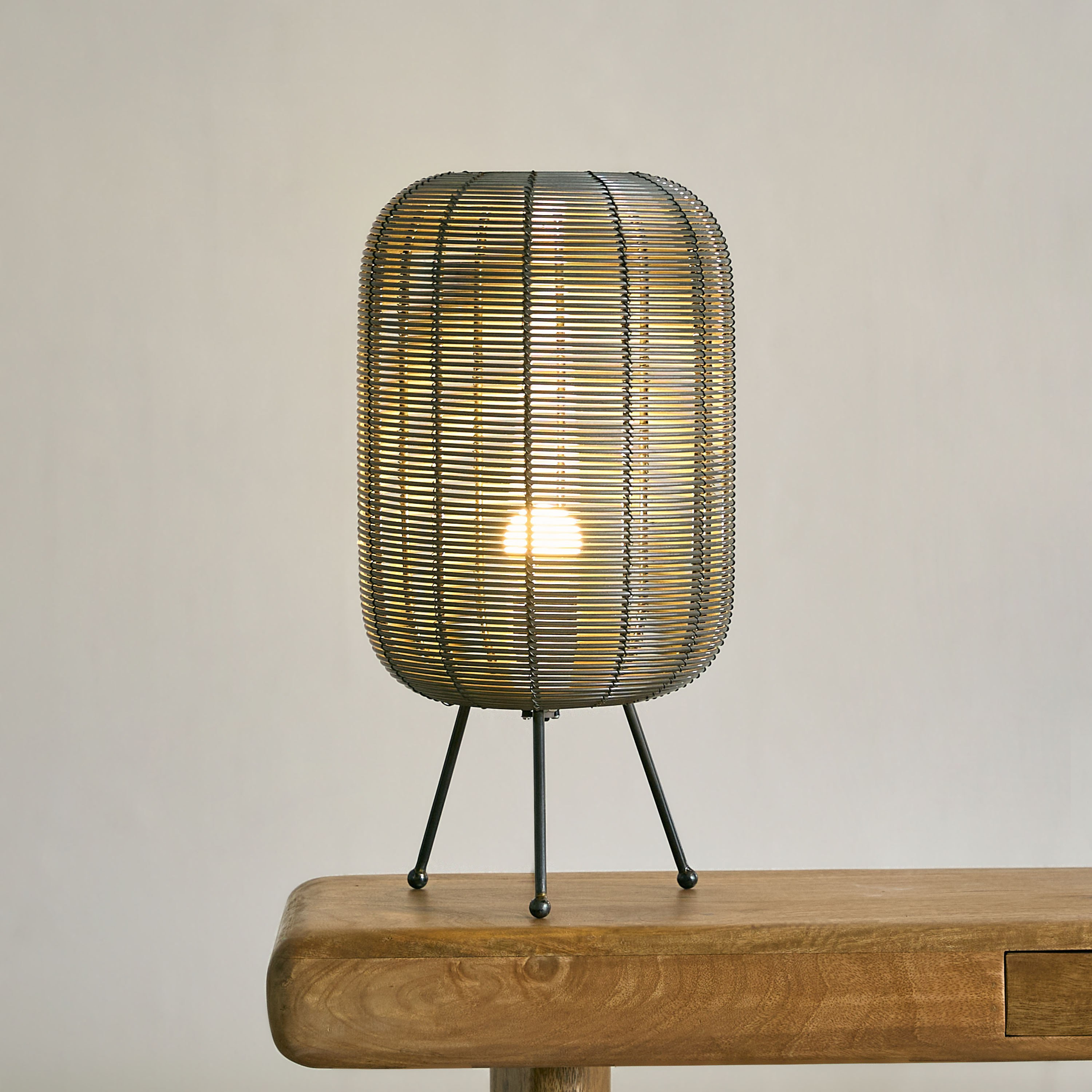 مصباح طاولة ثلاثي القوائم سلك ألومنيوم من آرون - 22x43 سم-hbxbedroom-lighting-tablelamps-image-2