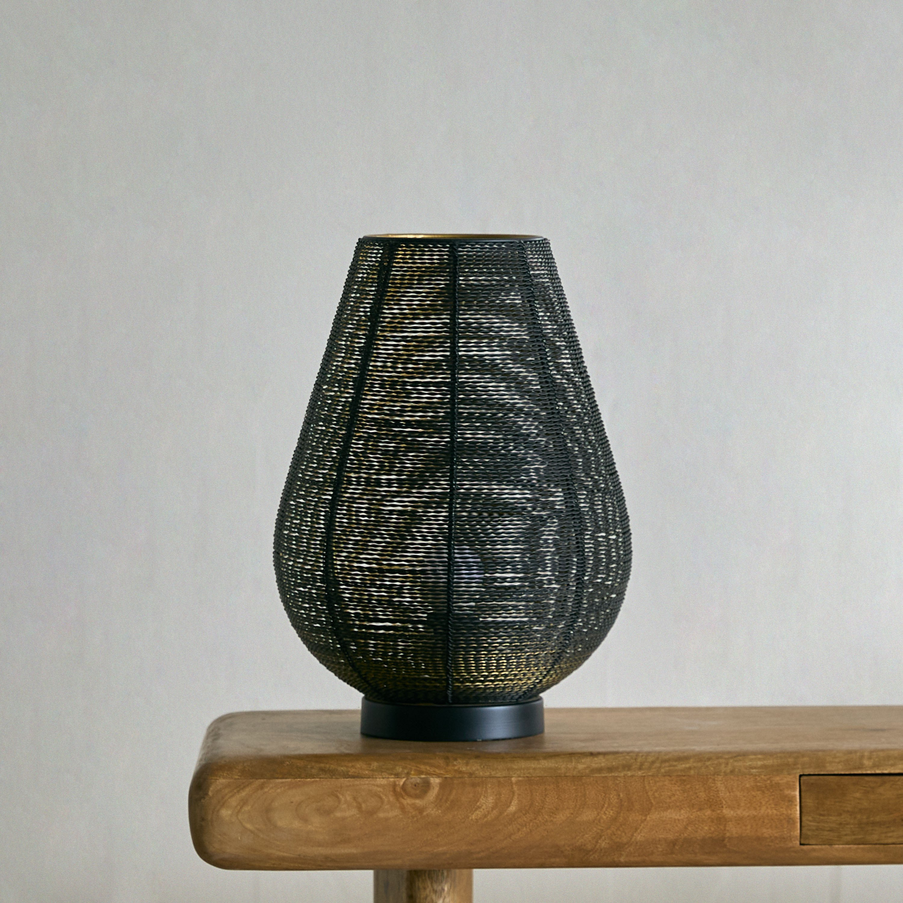 مصباح طاولة معدني من آرون - 26.5x36 سم-hbxbedroom-lighting-tablelamps-image-1
