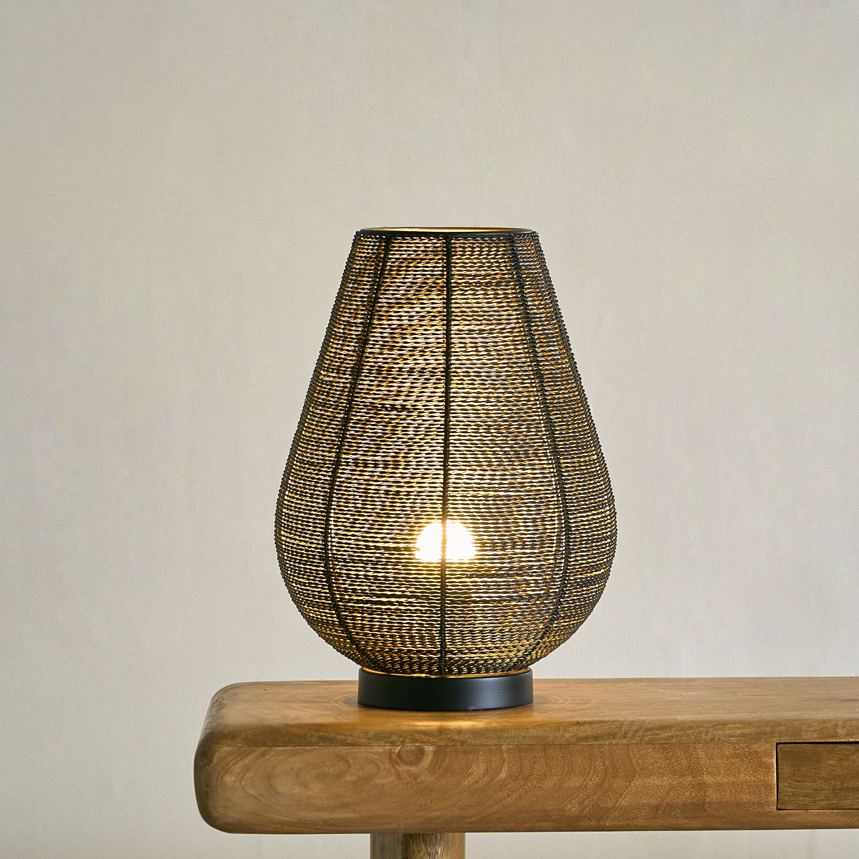 مصباح طاولة معدني من آرون - 26.5x36 سم-hbxbedroom-lighting-tablelamps-image-2