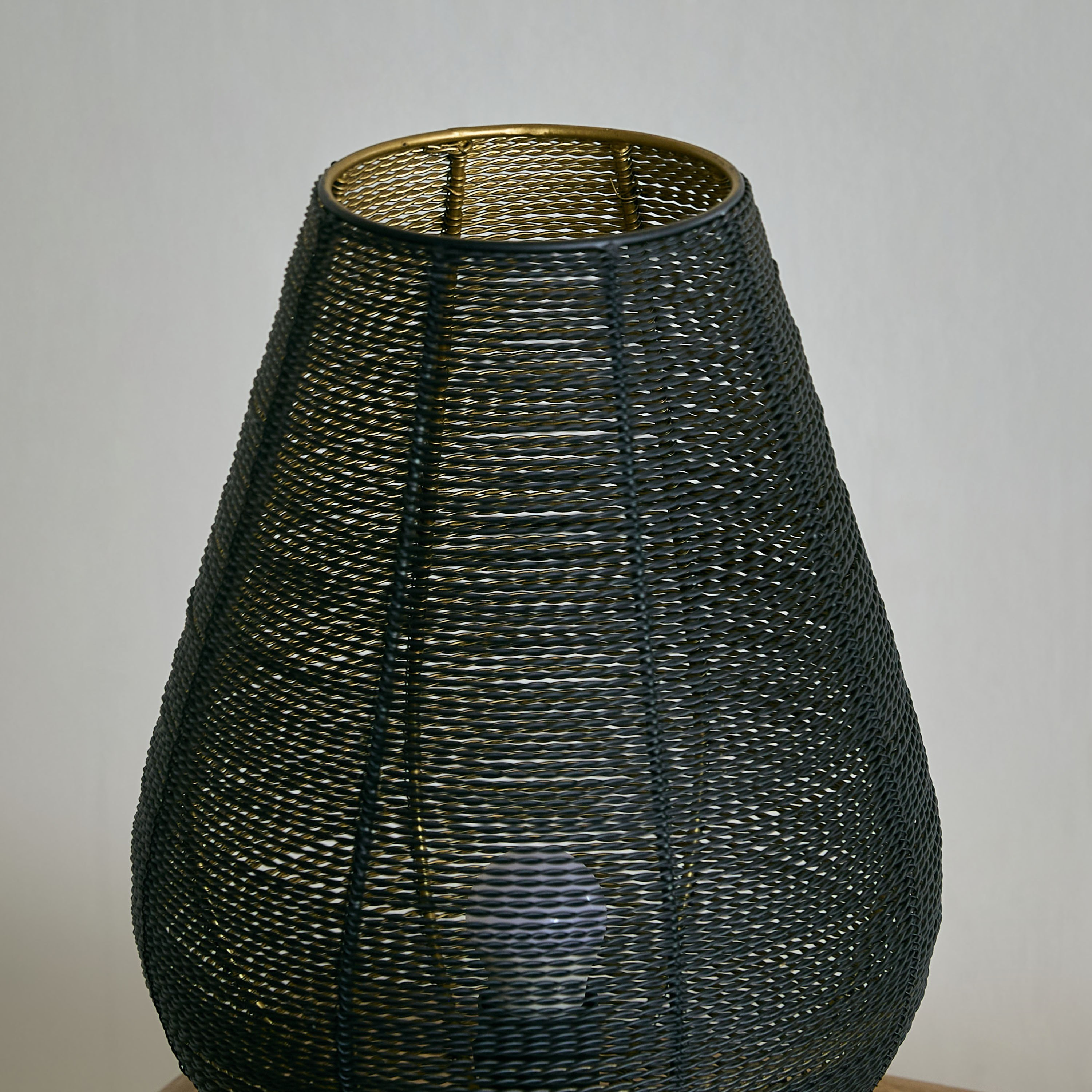 مصباح طاولة معدني من آرون - 26.5x36 سم-hbxbedroom-lighting-tablelamps-image-3