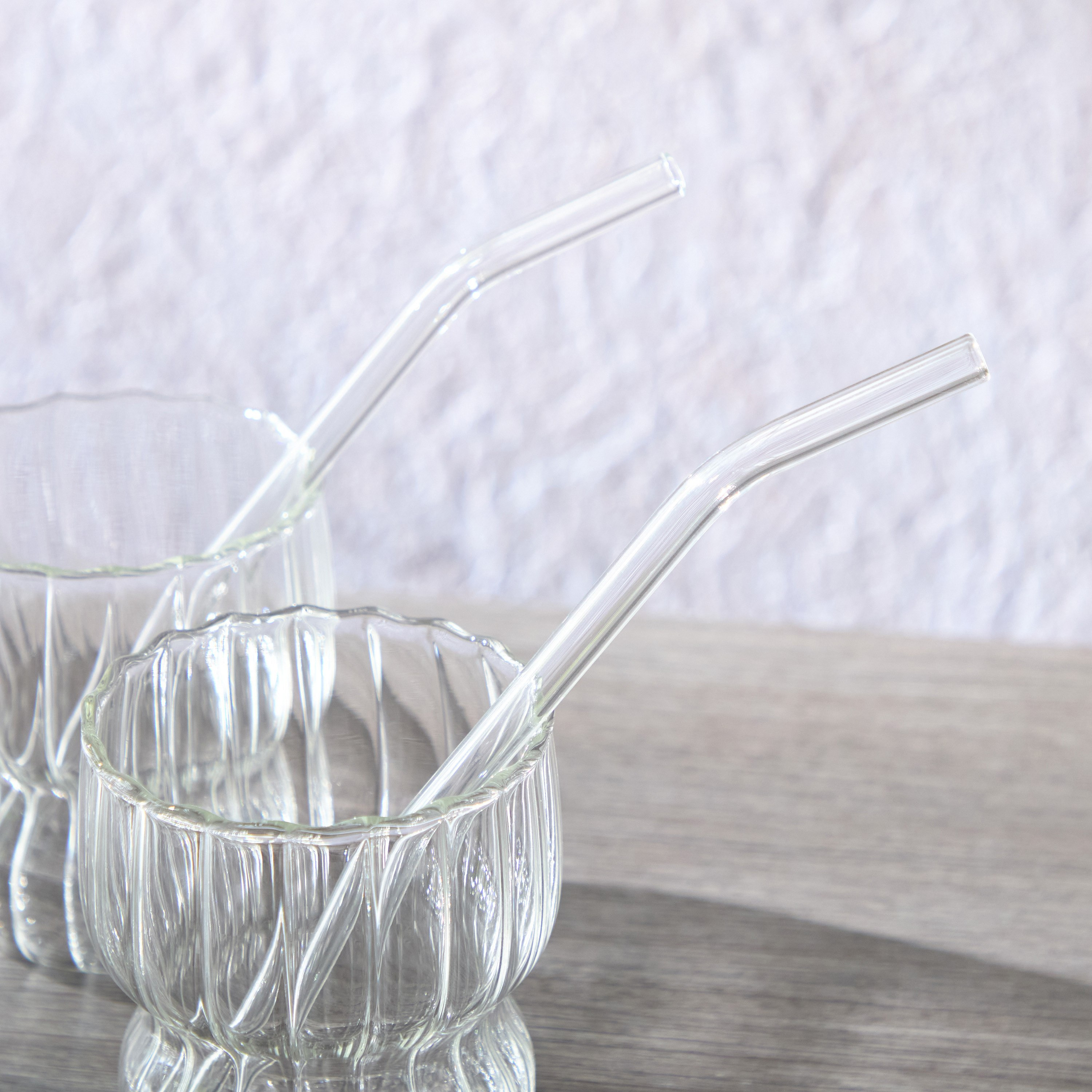 طقم أكواب شرب مموجة مع قشّات بوروسيليكات 4 قطع من زين - 320 مل-hbxhomeware-hbxkitchen-image-3