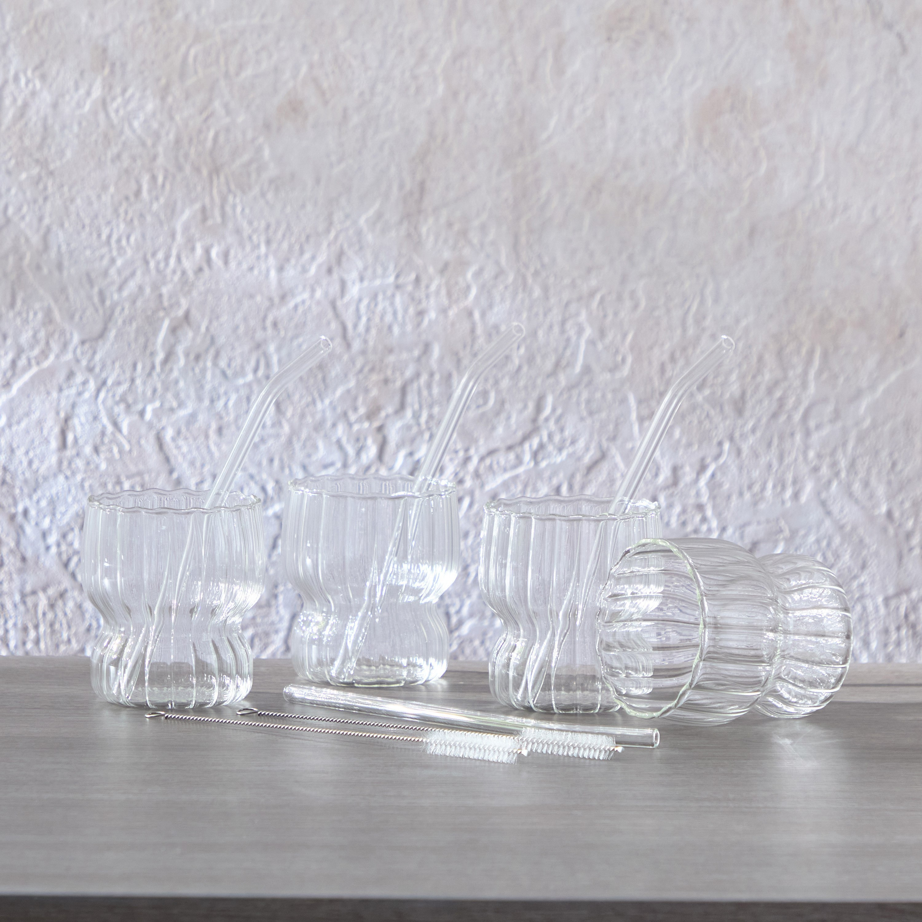 طقم أكواب شرب مموجة مع قشّات بوروسيليكات 4 قطع من زين - 320 مل-hbxhomeware-hbxkitchen-image-5