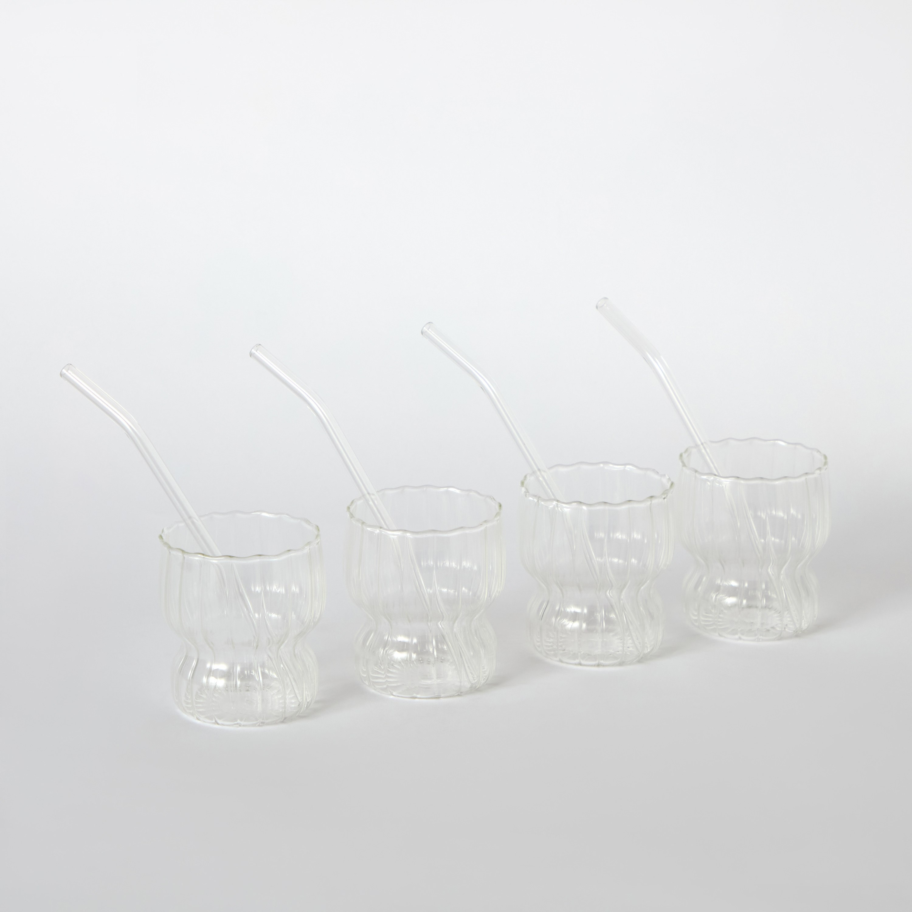 طقم أكواب شرب مموجة مع قشّات بوروسيليكات 4 قطع من زين - 320 مل-hbxhomeware-hbxkitchen-image-6
