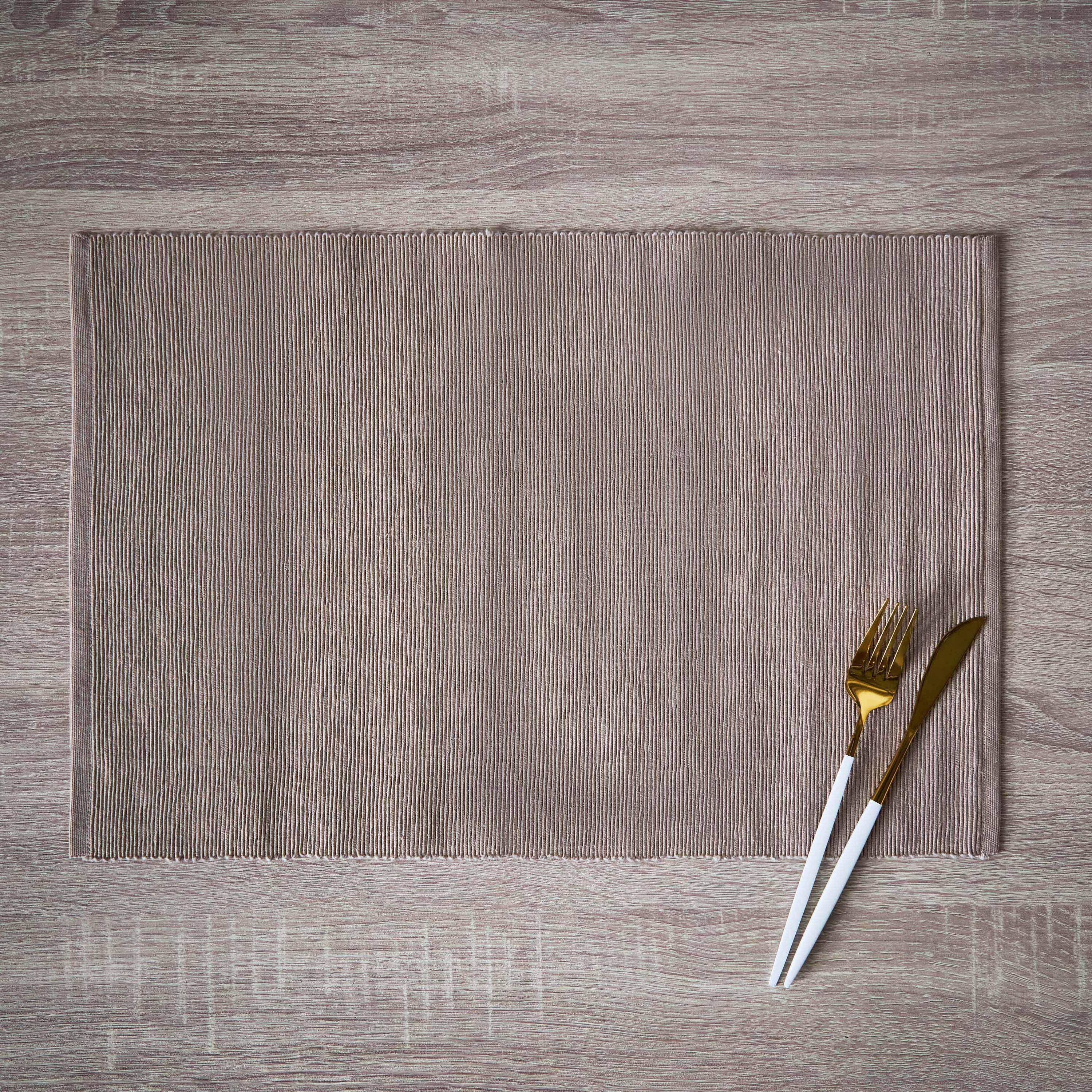 لبادة صحون مضلّعة من أتلانتا - 33x48 سم-hbxdecorandfurnishings-homefurnishings-tablelinens-image-1