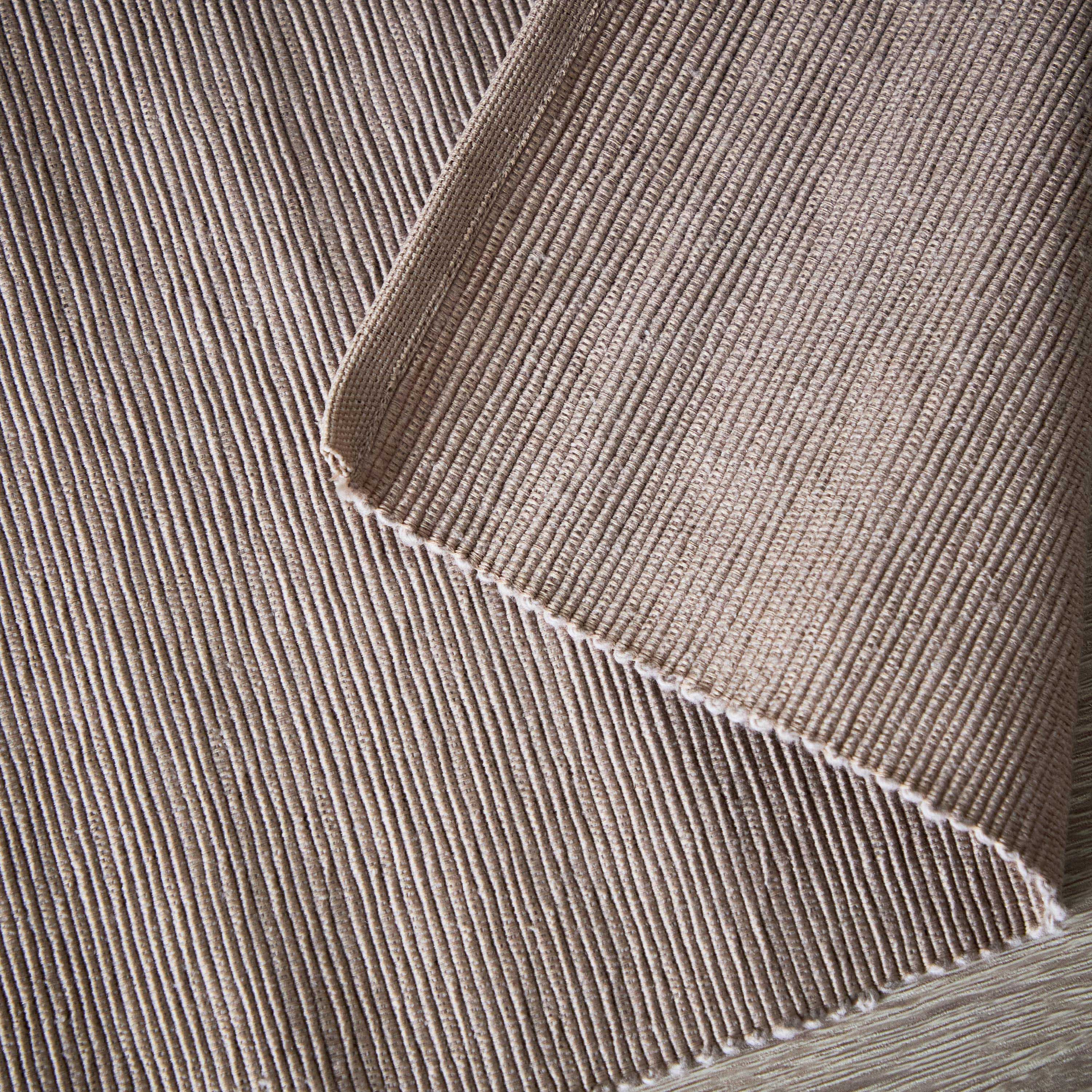 لبادة صحون مضلّعة من أتلانتا - 33x48 سم-hbxdecorandfurnishings-homefurnishings-tablelinens-image-4