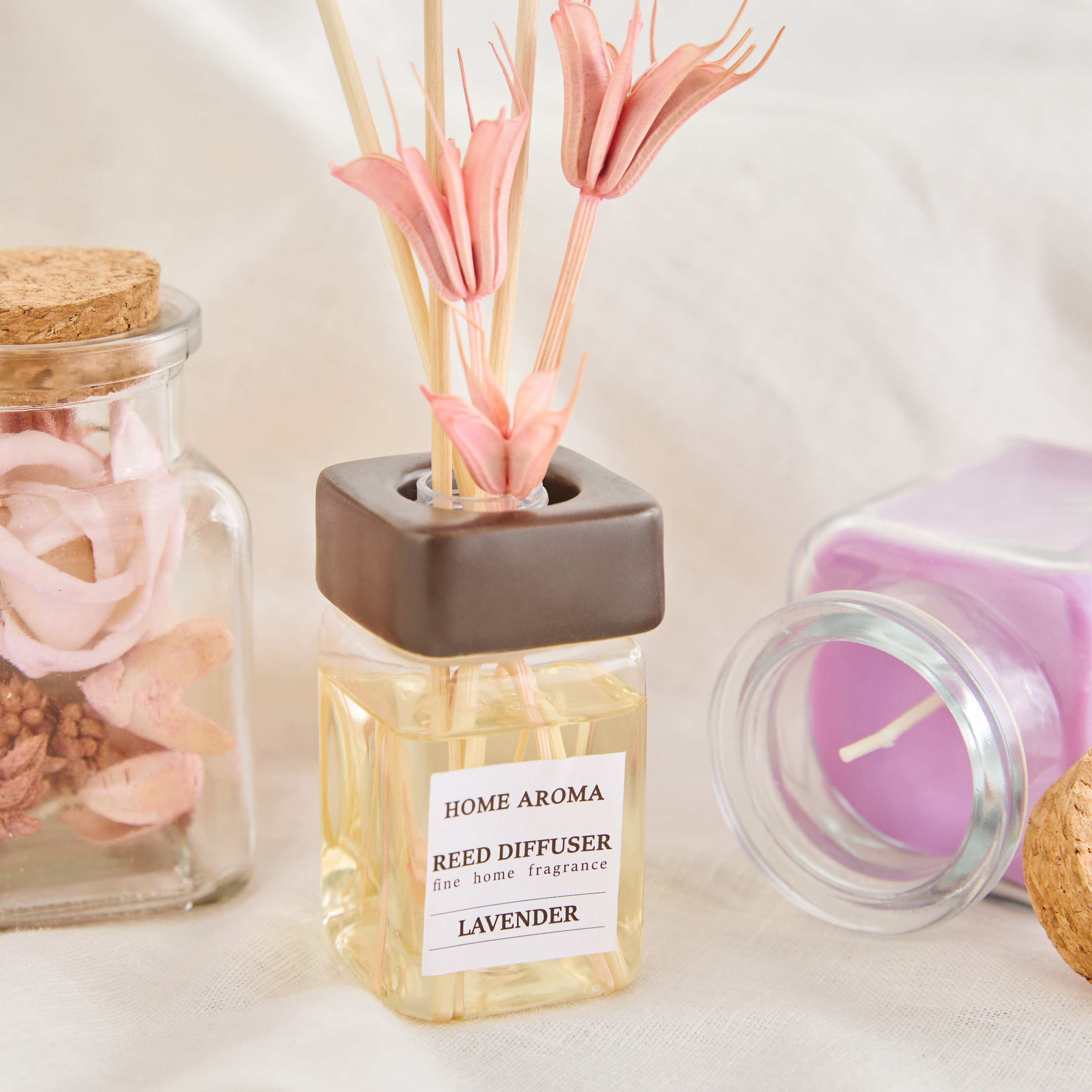 طقم هدايا جرّة شمعة ونبات مجفّف وموّزع عطور برائحة اللافندر من سينا - 50 مل-hbxdecorandfurnishings-homefragrance-diffusers-image-2