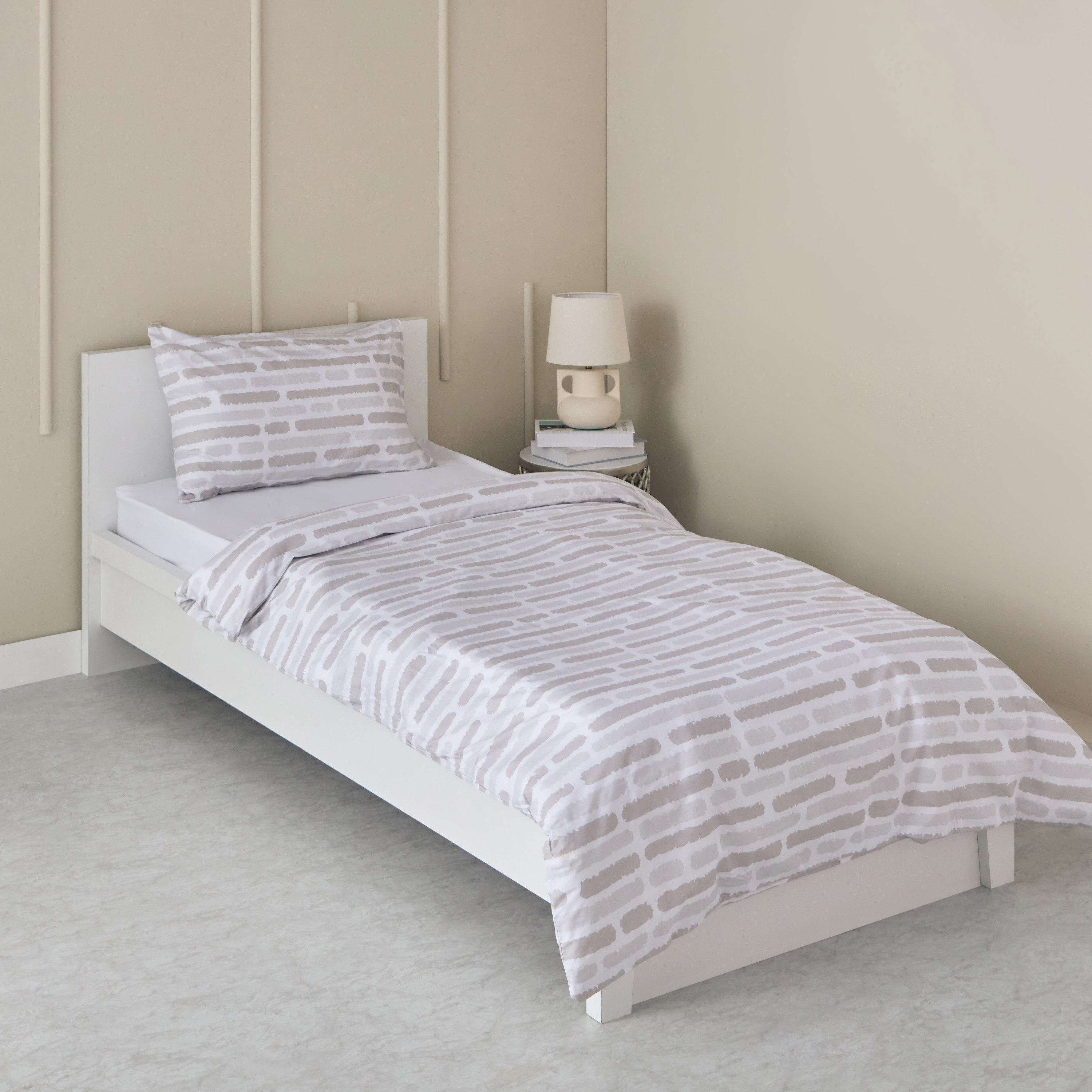 طقم غطاء لحاف بولي قطن فردي قطعتين بطبعات باري من ألبانيا - 135x200 سم-hbxhomeware-hbxbedroom-image-2
