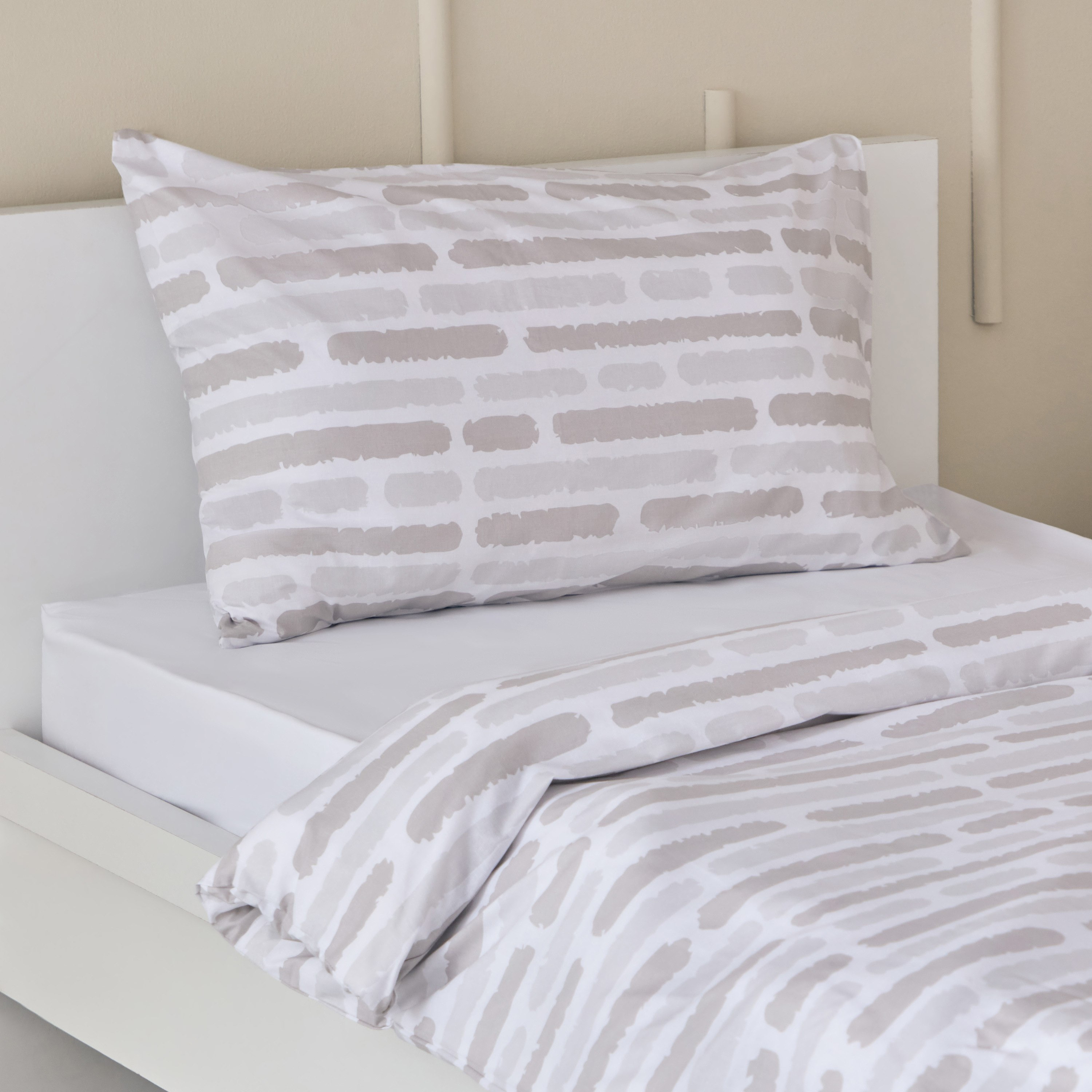 طقم غطاء لحاف بولي قطن فردي قطعتين بطبعات باري من ألبانيا - 135x200 سم-hbxhomeware-hbxbedroom-image-1