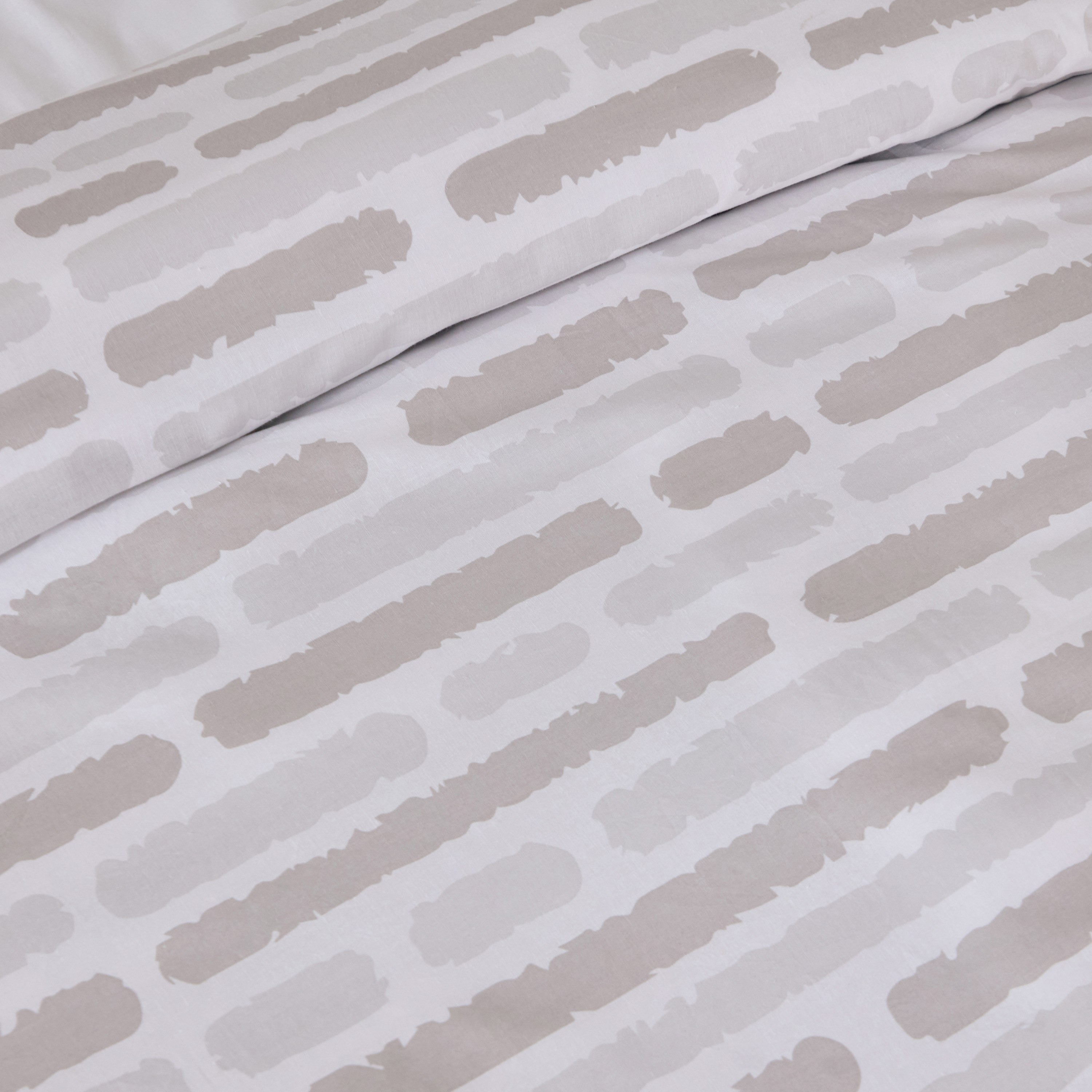طقم غطاء لحاف بولي قطن فردي قطعتين بطبعات باري من ألبانيا - 135x200 سم-hbxhomeware-hbxbedroom-image-4