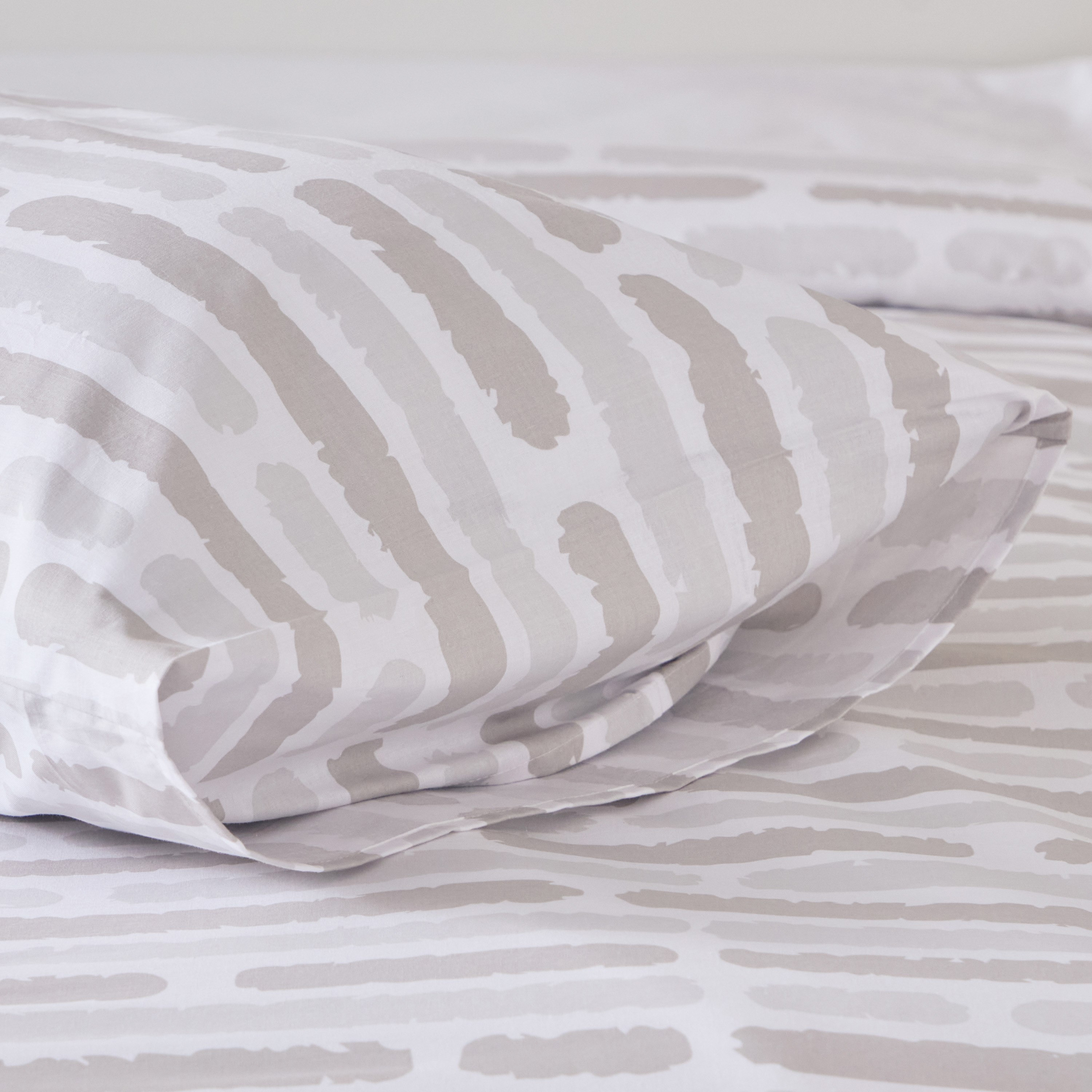 طقم غطاء لحاف بولي قطن فردي قطعتين بطبعات باري من ألبانيا - 135x200 سم-hbxhomeware-hbxbedroom-image-7