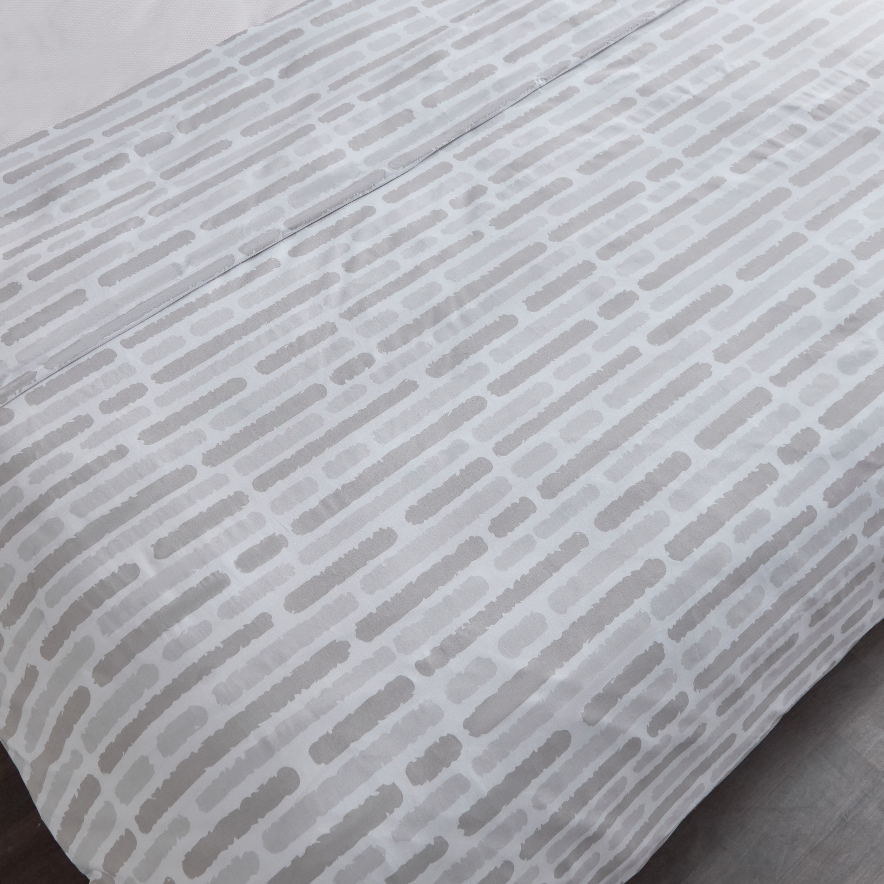 طقم غطاء لحاف كوين/ كينج 3 قطع من البولي قطن بطبعات باري من ألبانيا - 220x220 سم-hbxhomeware-hbxbedroom-image-4