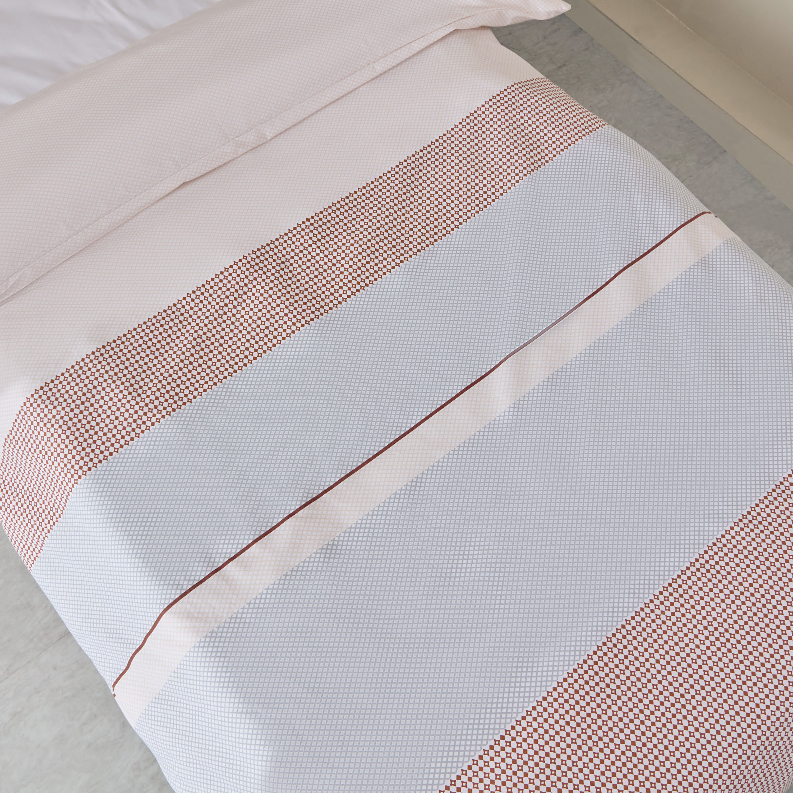 طقم غطاء لحاف فردي بولي قطن قطعتين بطبعات جنوة من ألبانيا - 135x200 سم-hbxhomeware-hbxbedroom-image-4