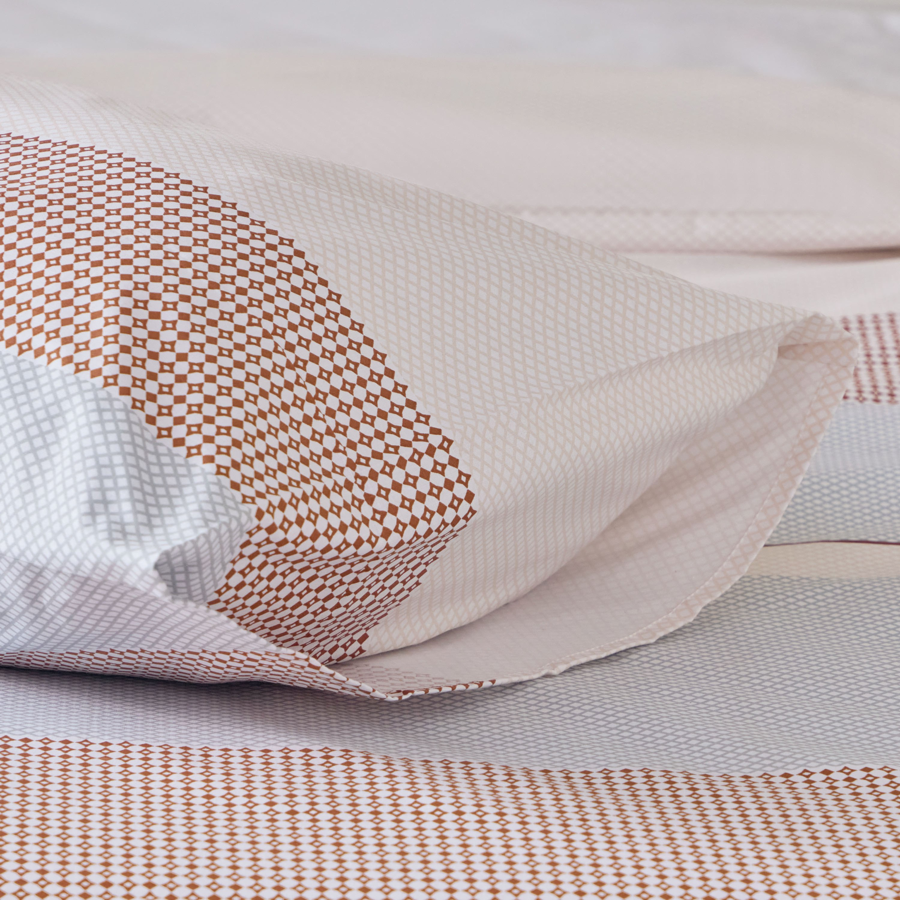 طقم غطاء لحاف فردي بولي قطن قطعتين بطبعات جنوة من ألبانيا - 135x200 سم-hbxhomeware-hbxbedroom-image-7