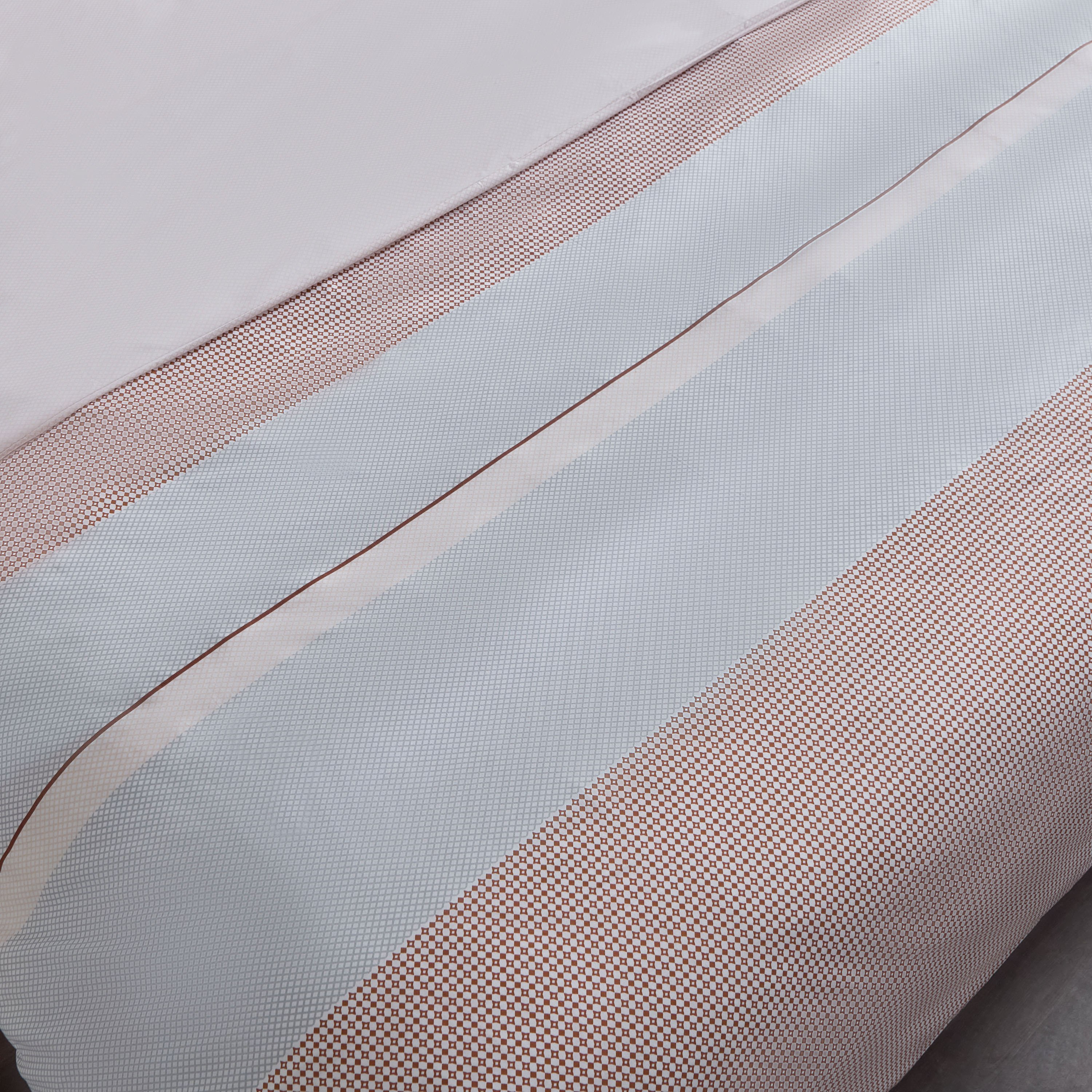 طقم غطاء لحاف كوين/ كينج 3 قطع من البولي قطن بطبعات جنوة من ألبانيا - 220x220 سم-hbxhomeware-hbxbedroom-image-4