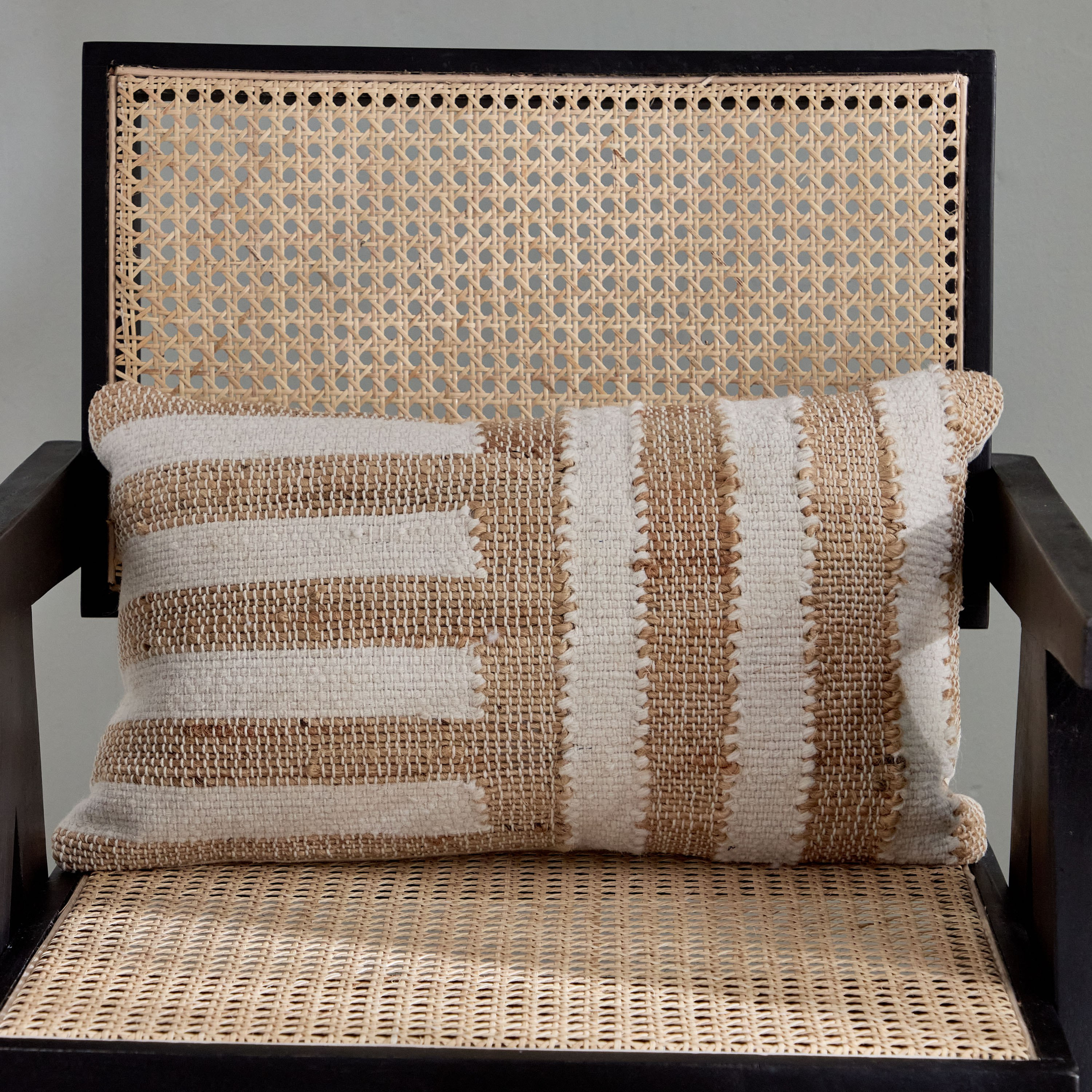 وسادة محشوة مخطّطة جوت من موزاييك- 30x50 سم-hbxhomeware-hbxbedroom-image-1