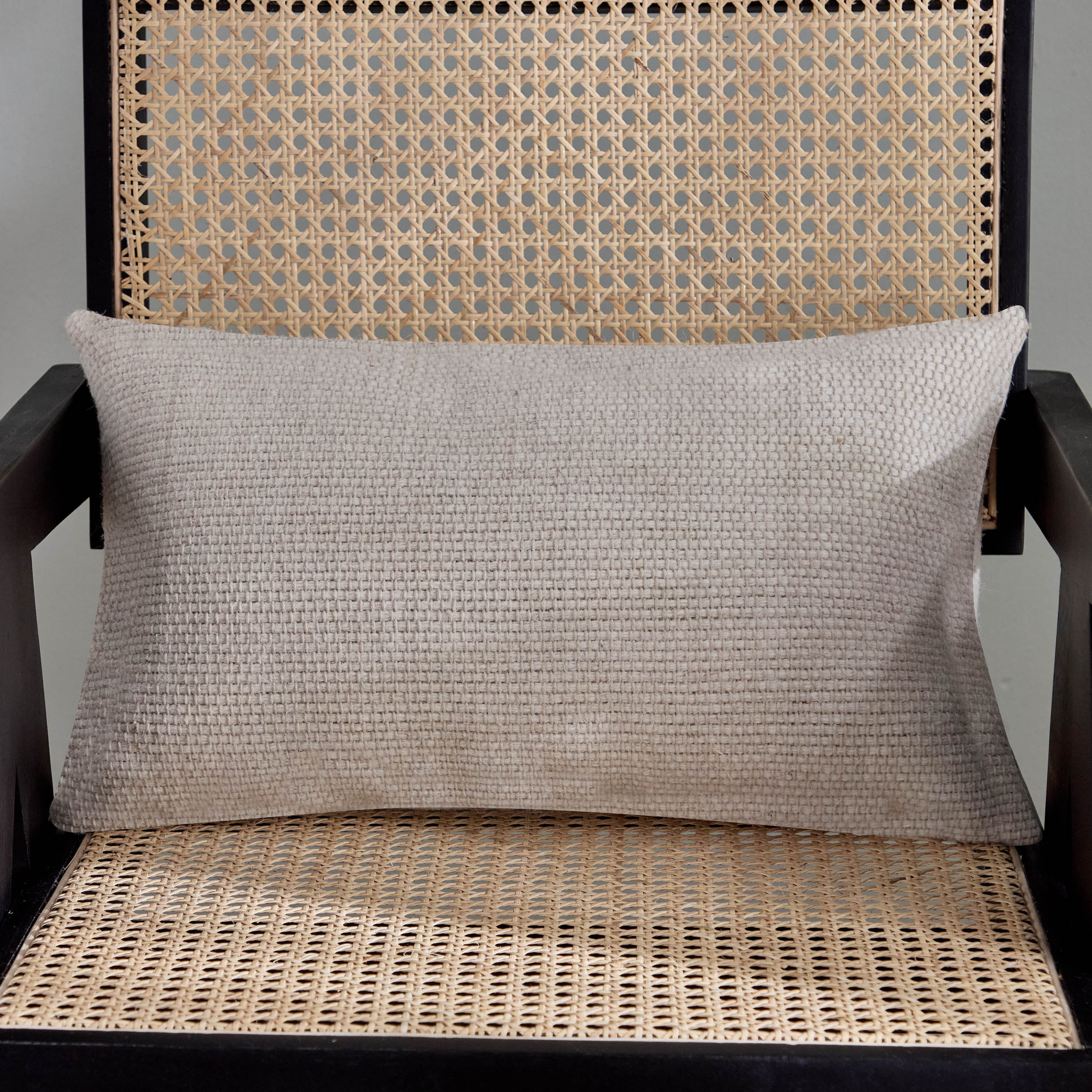 وسادة محشوة سادة من القطن والصوف من موزاييك - 30x50 سم-hbxhomeware-hbxbedroom-image-1