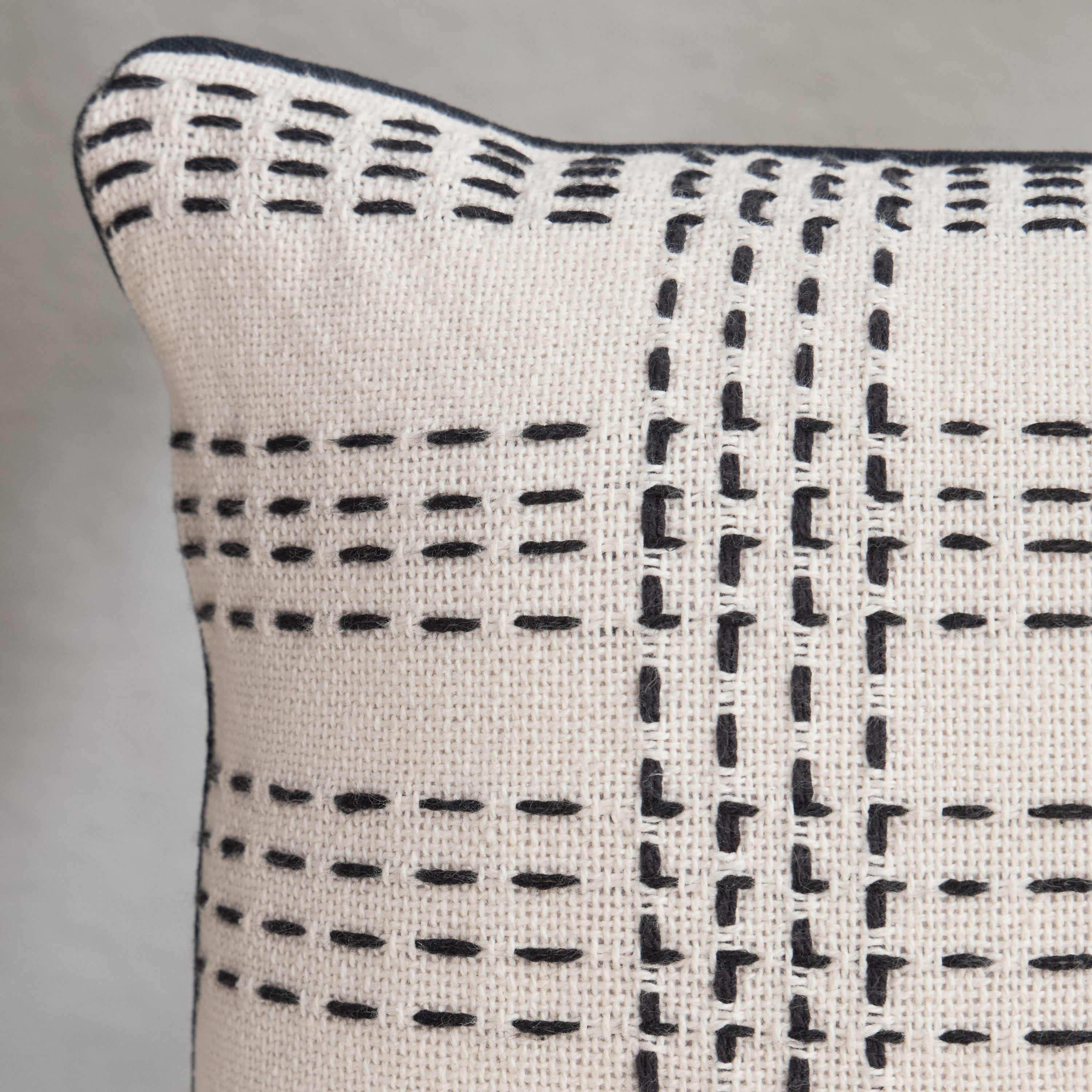 وسادة محشوة مخطّطة ومنقطة من بريزم - 30x60 سم-hbxhomeware-hbxbedroom-image-2