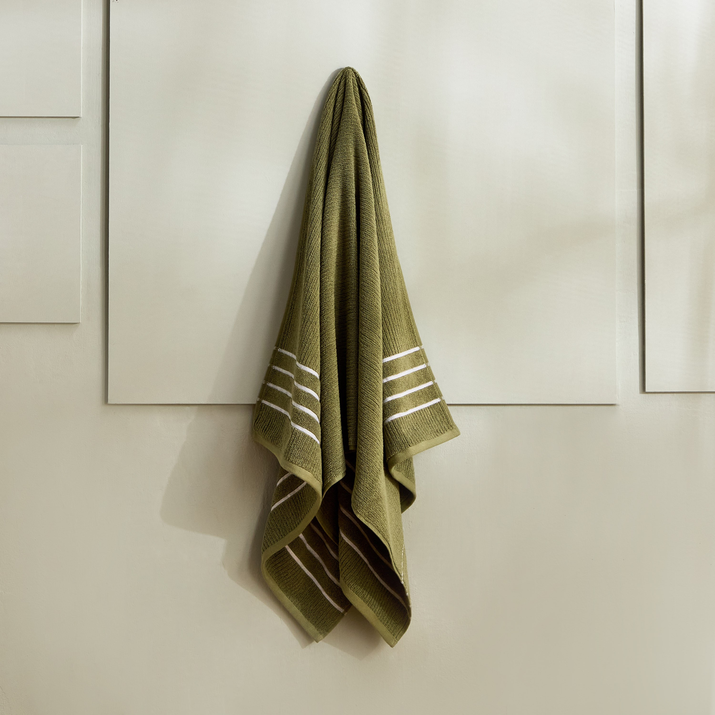 منشفة استحمام قطن مضلعة من ماتيو - 136x68 سم-hbxbathroom-bathroomtextiles-image-1