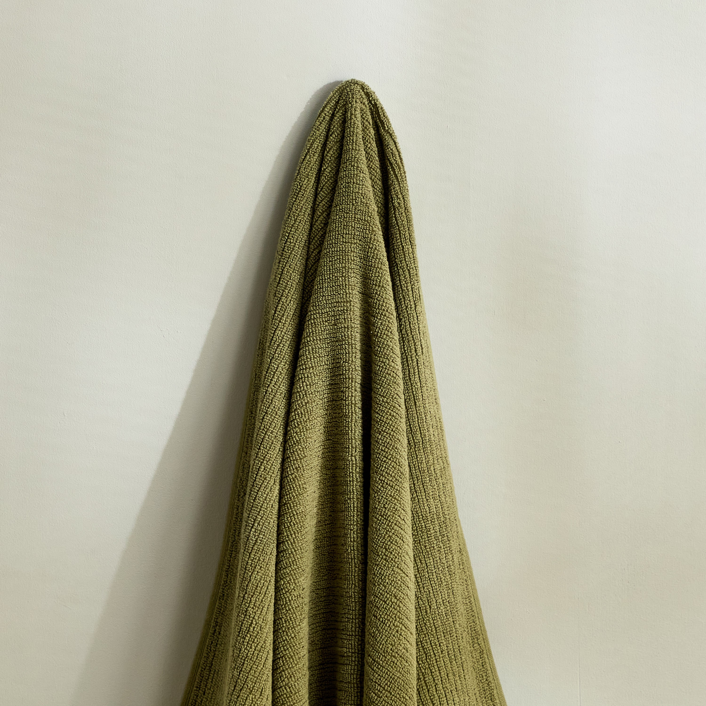 منشفة استحمام قطن مضلعة من ماتيو - 136x68 سم-hbxbathroom-bathroomtextiles-image-2