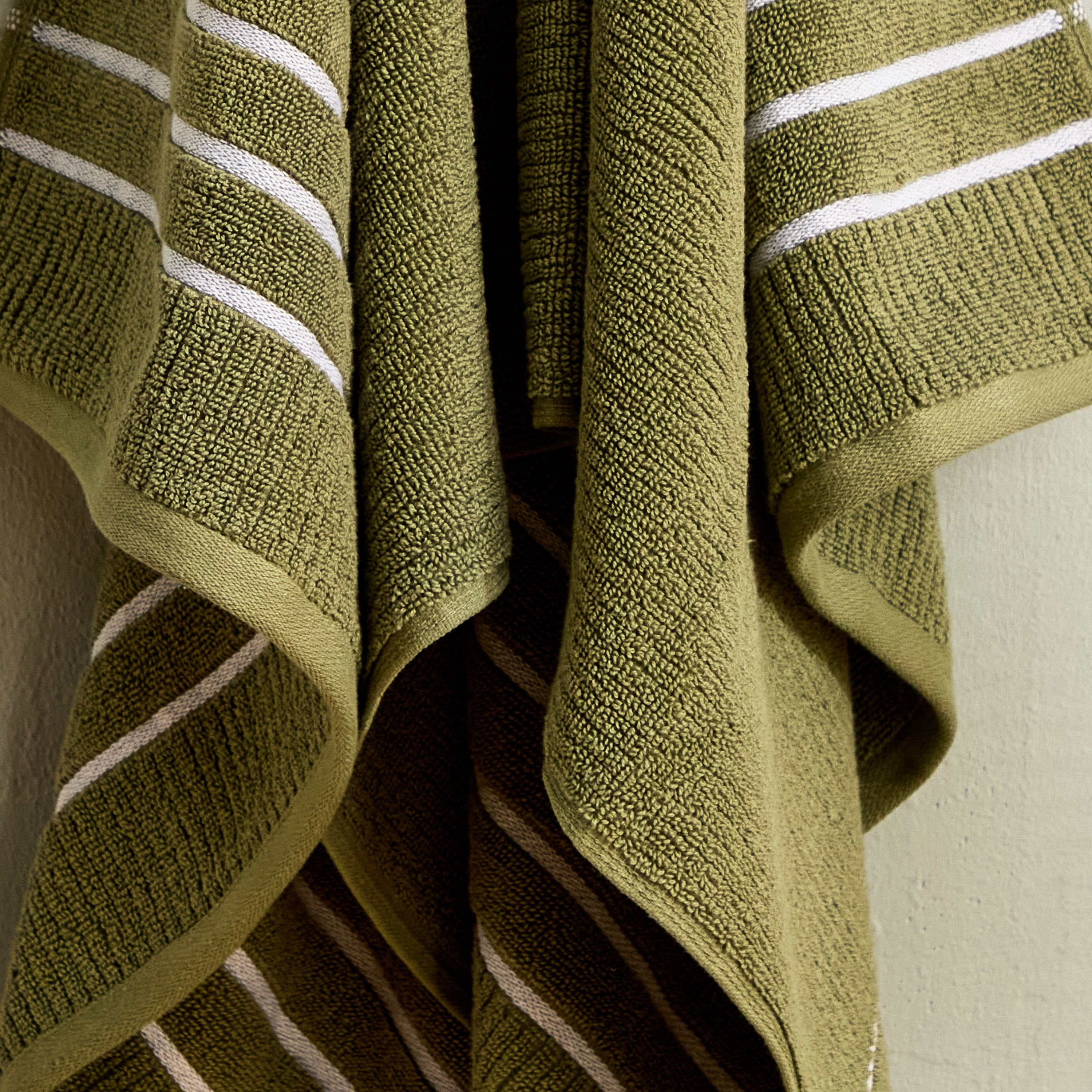 منشفة استحمام قطن مضلعة من ماتيو - 136x68 سم-hbxbathroom-bathroomtextiles-image-3