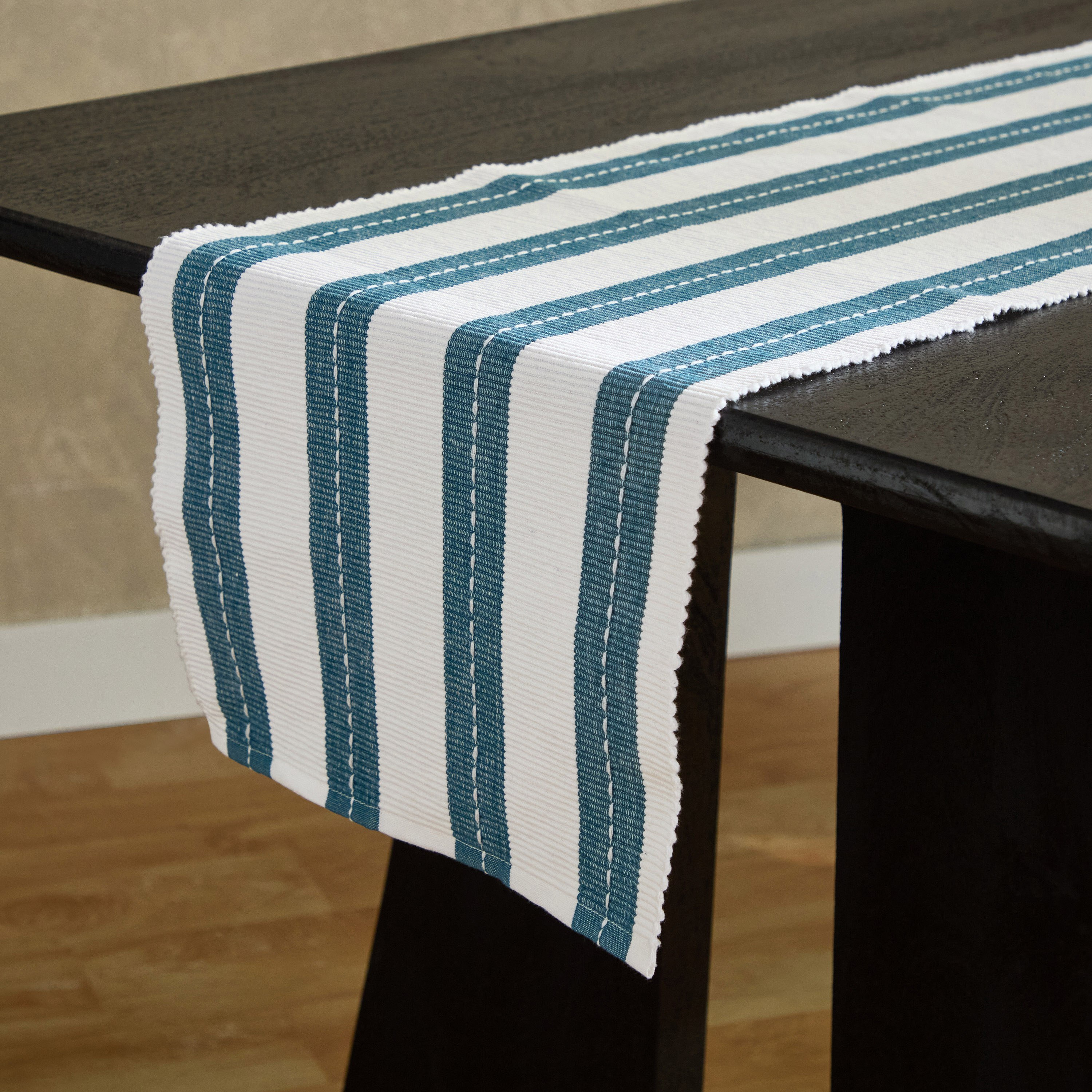 مفرش طاولة مضلع أزور من هارلي - 33x120 سم-hbxdecorandfurnishings-homefurnishings-tablelinens-image-2