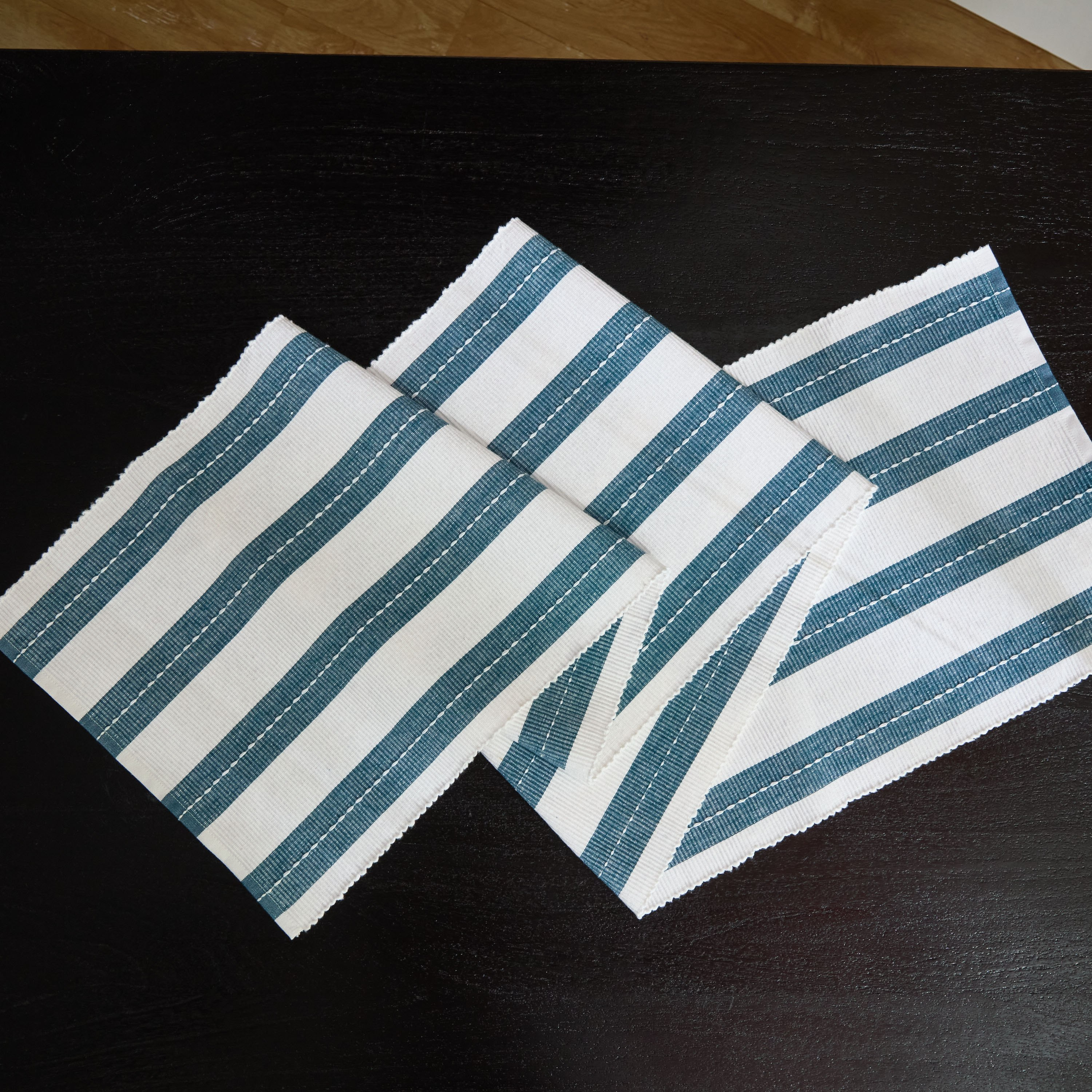 مفرش طاولة مضلع أزور من هارلي - 33x120 سم-hbxdecorandfurnishings-homefurnishings-tablelinens-image-3