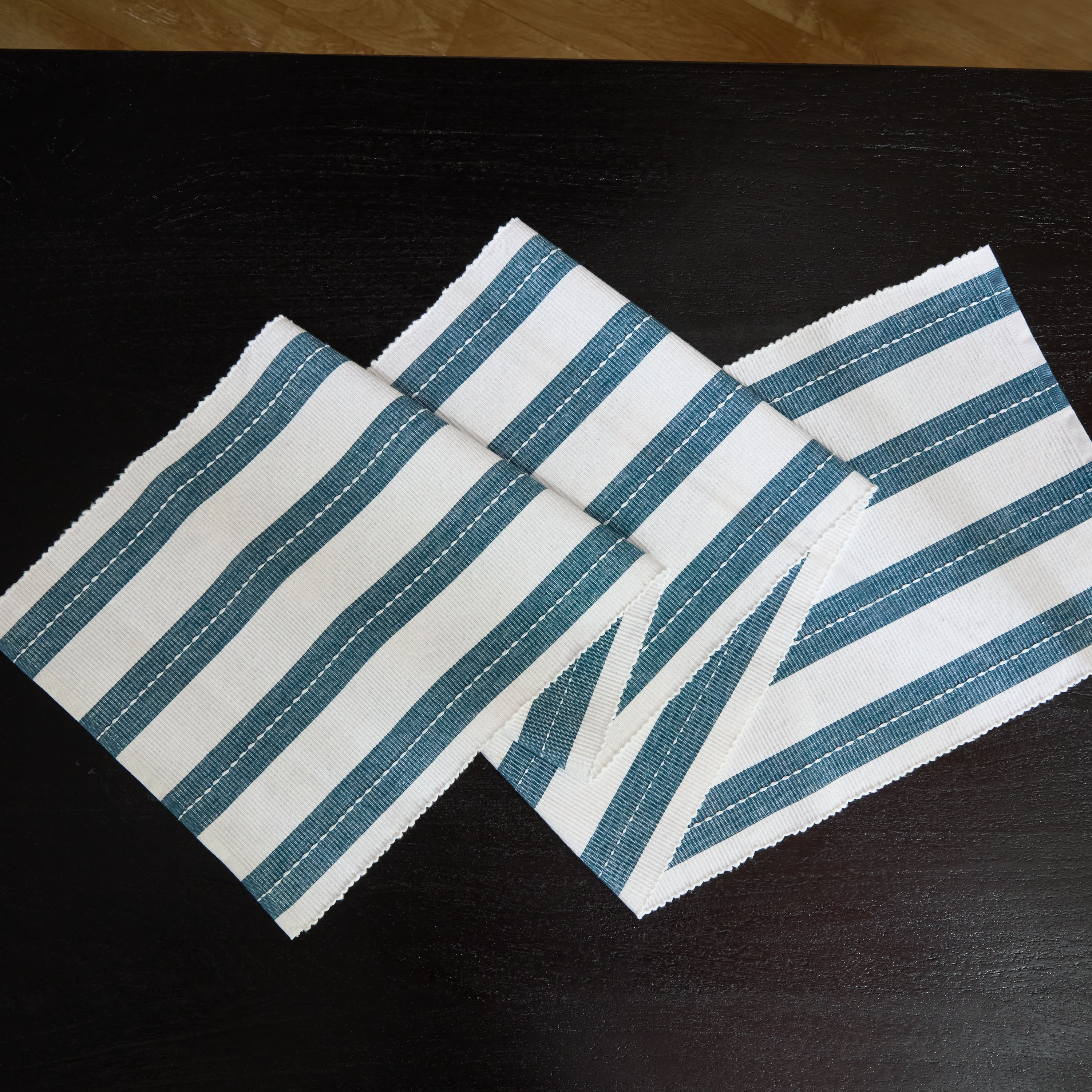 مفرش طاولة أزور ريب من هارلي - 33x180 سم-hbxdecorandfurnishings-homefurnishings-tablelinens-image-3
