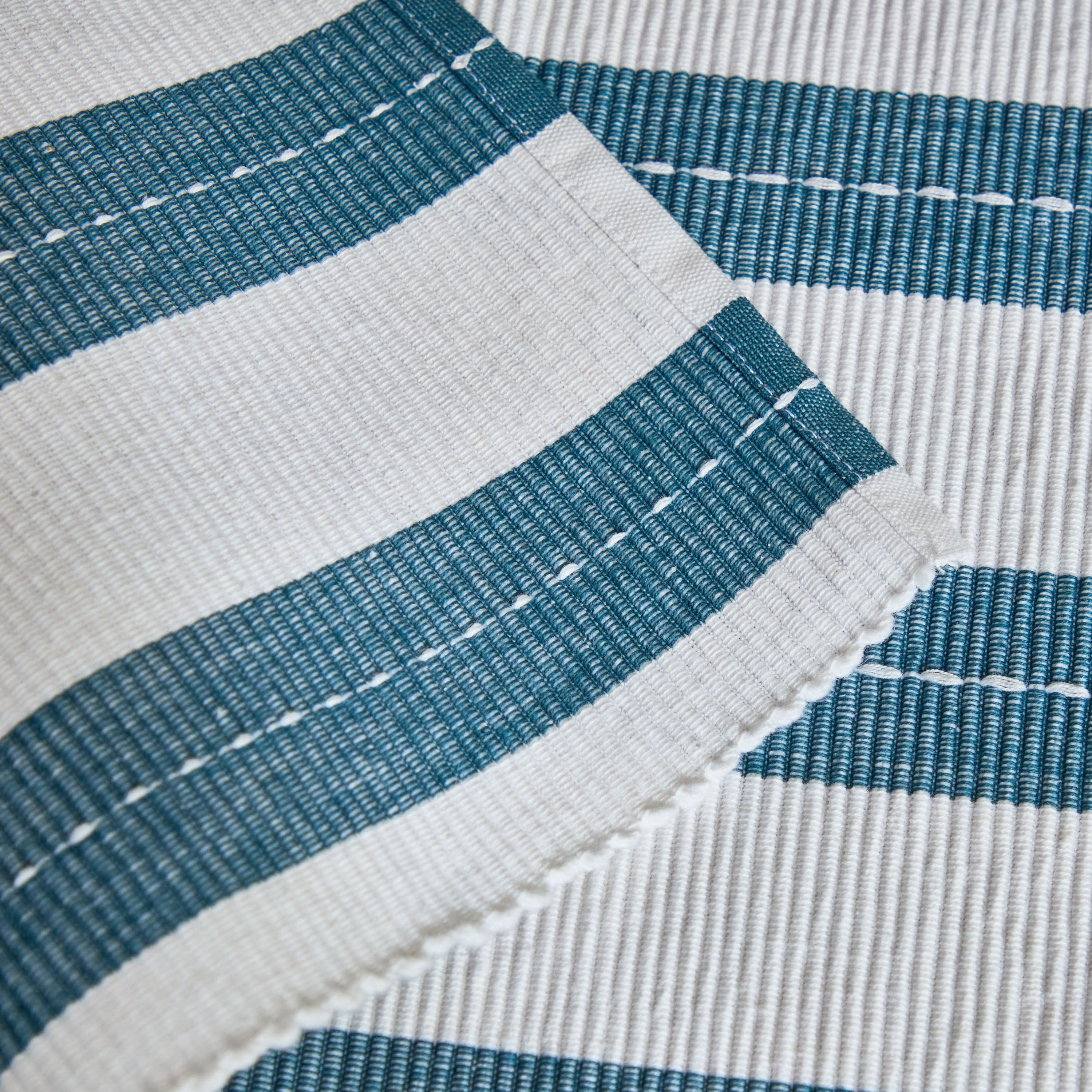 لبادة صحون مضلعة أزور من هارلي - 33x45 سم-hbxdecorandfurnishings-homefurnishings-tablelinens-image-4