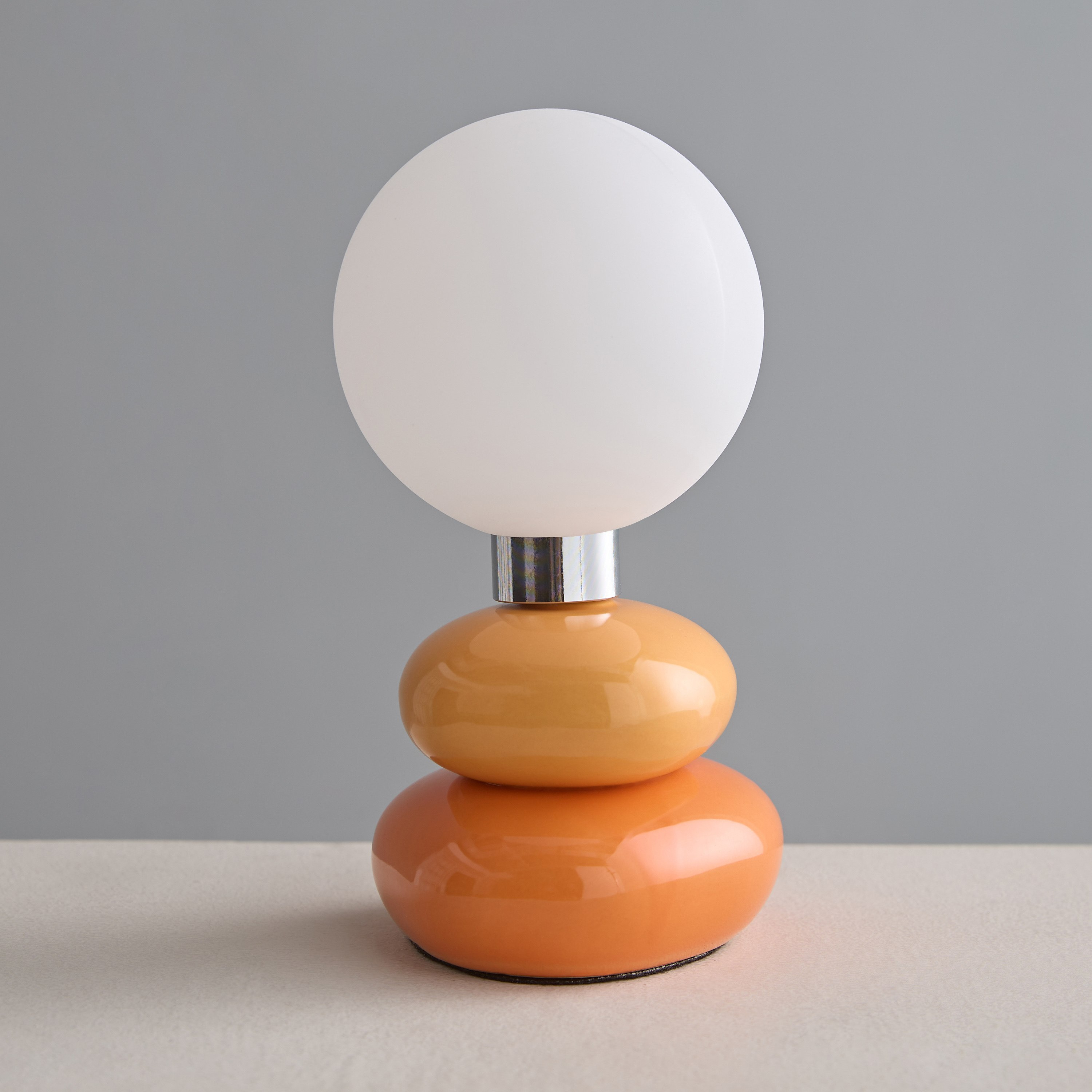 مصباح طاولة سيراميك بغطاء زجاج ومنفذ طاقة يو إس بي من سيجا - 12x10x19 سم-hbxbedroom-lighting-tablelamps-image-1