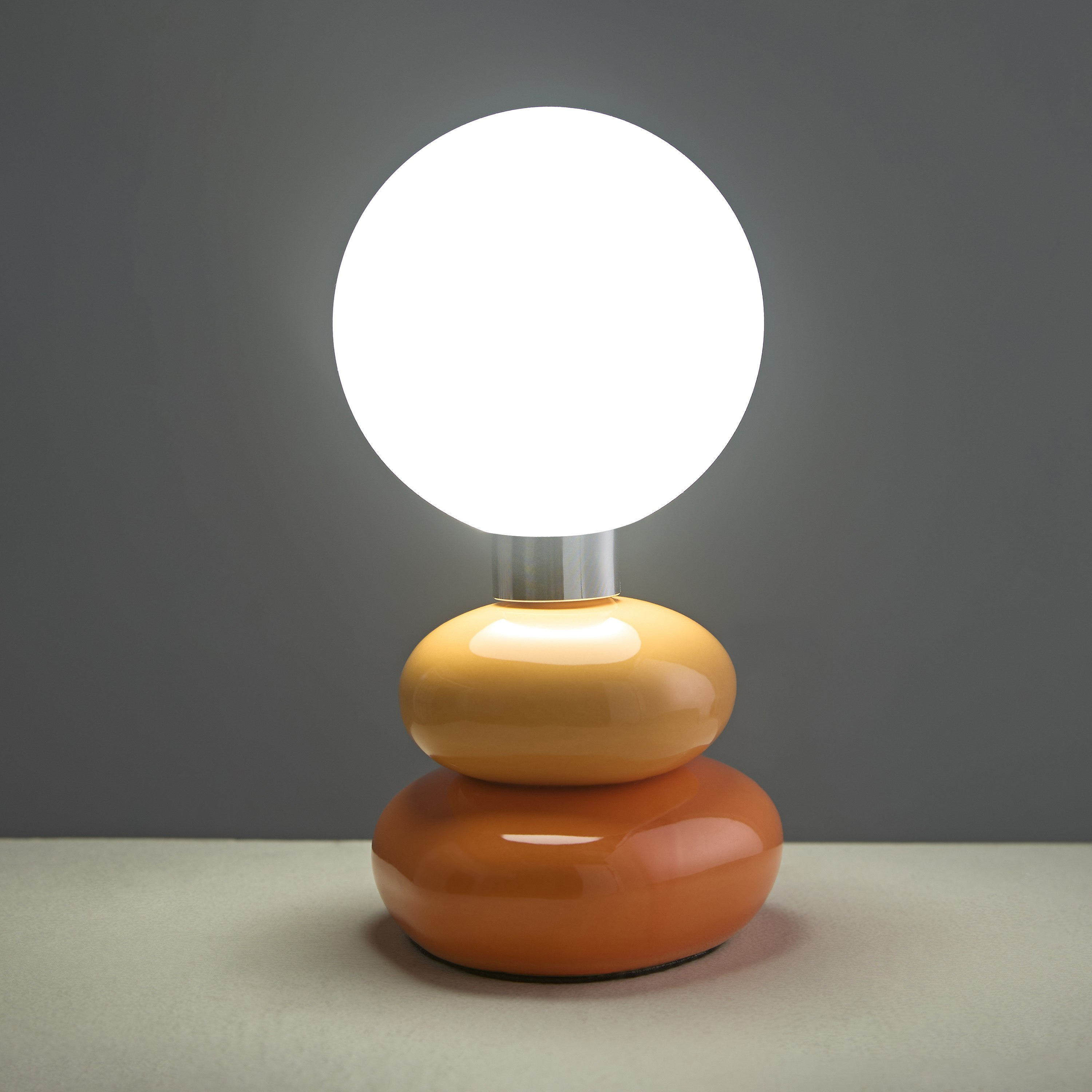 مصباح طاولة سيراميك بغطاء زجاج ومنفذ طاقة يو إس بي من سيجا - 12x10x19 سم-hbxbedroom-lighting-tablelamps-image-2