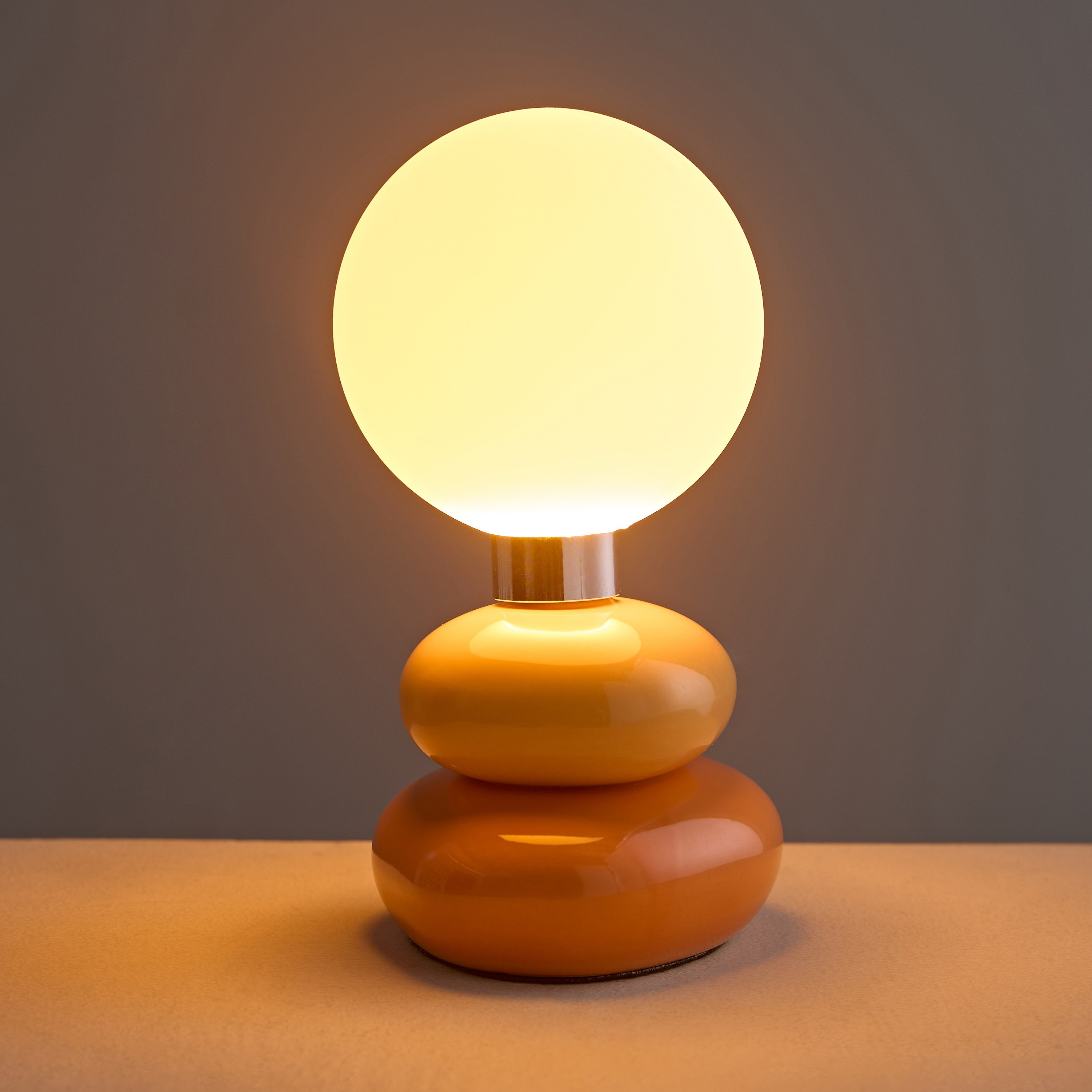 مصباح طاولة سيراميك بغطاء زجاج ومنفذ طاقة يو إس بي من سيجا - 12x10x19 سم-hbxbedroom-lighting-tablelamps-image-3
