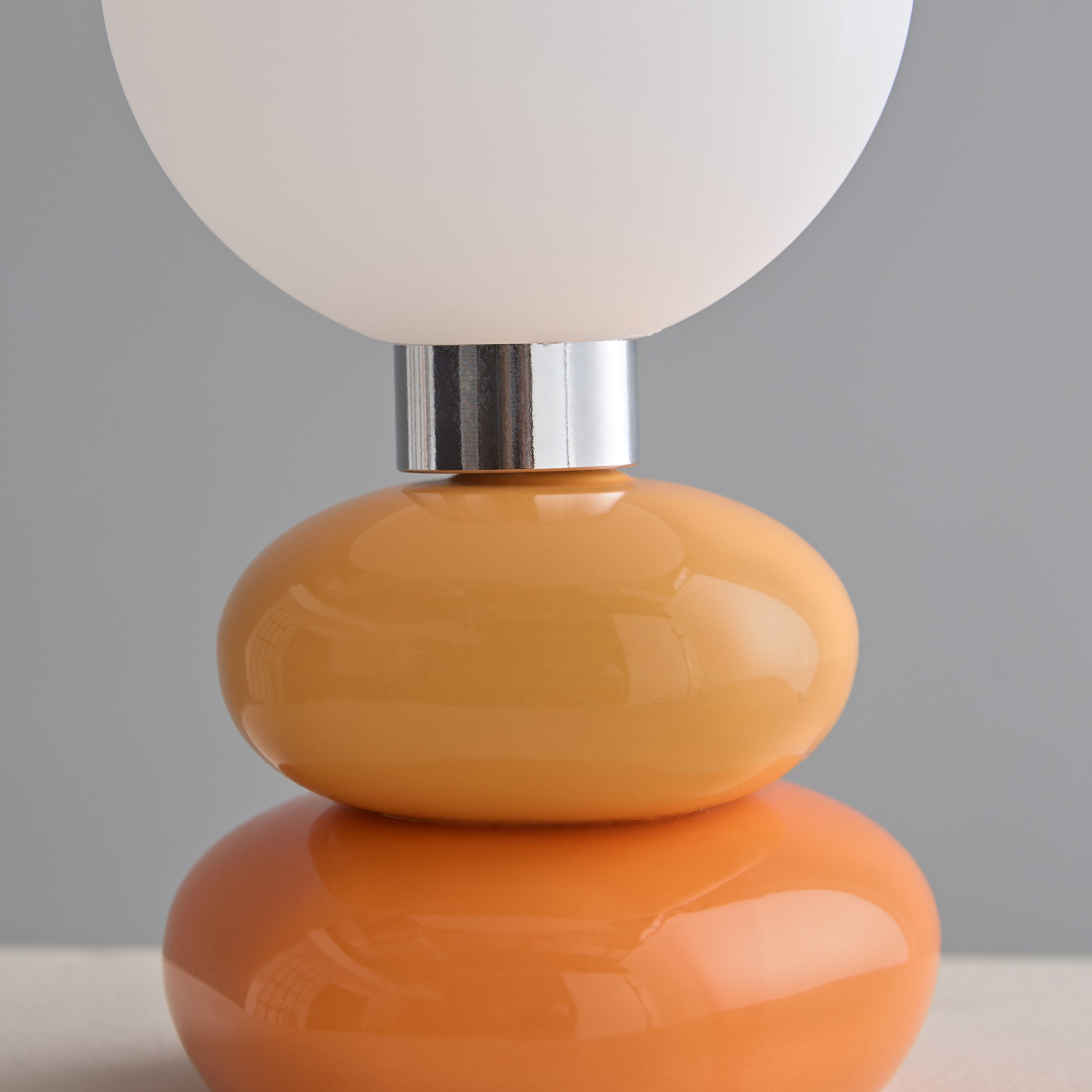 مصباح طاولة سيراميك بغطاء زجاج ومنفذ طاقة يو إس بي من سيجا - 12x10x19 سم-hbxbedroom-lighting-tablelamps-image-4