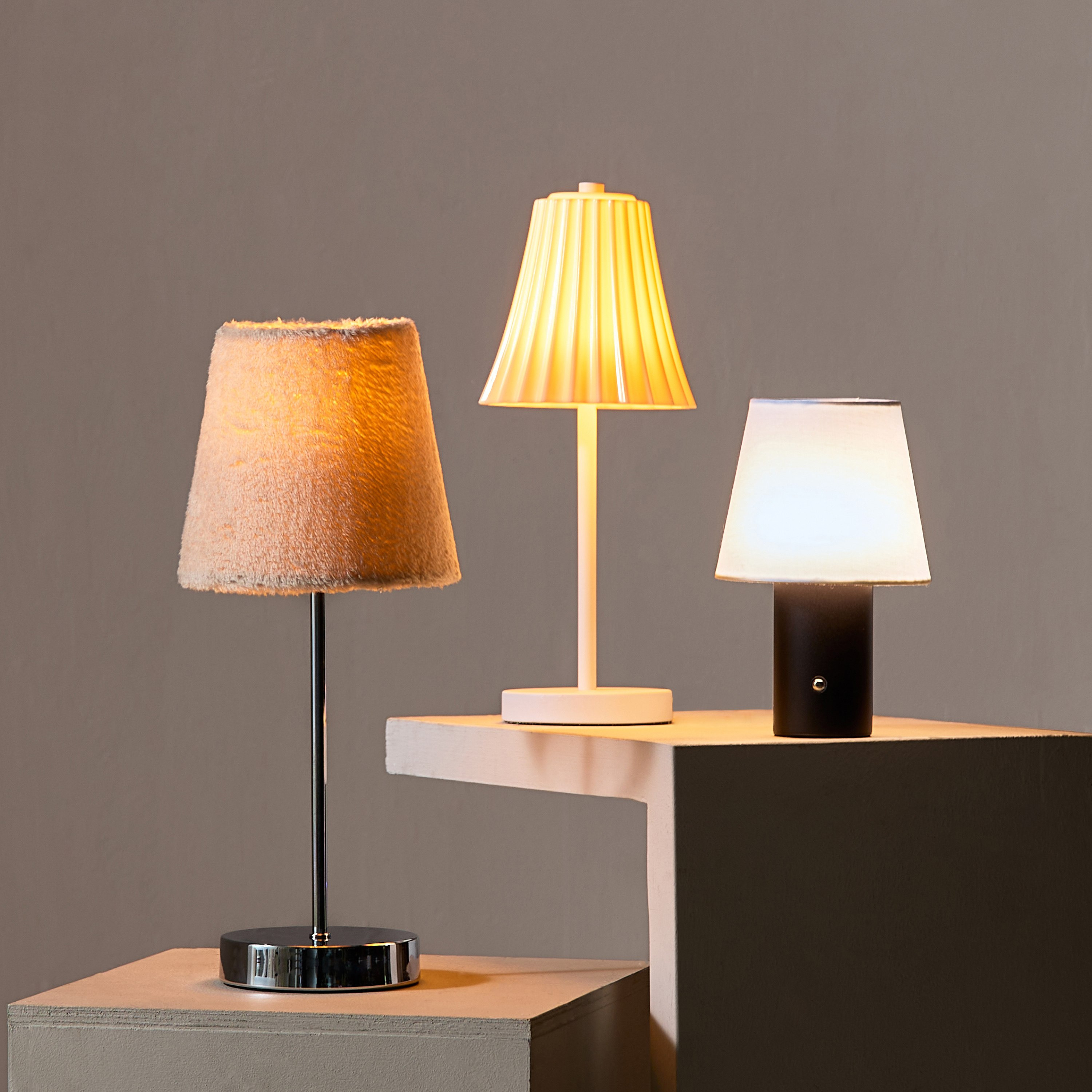 مصباح طاولة يعمل باللمس بقاعدة معدن وغطاء قماش من سيجا- 16x16x40 سم-hbxbedroom-lighting-tablelamps-image-6