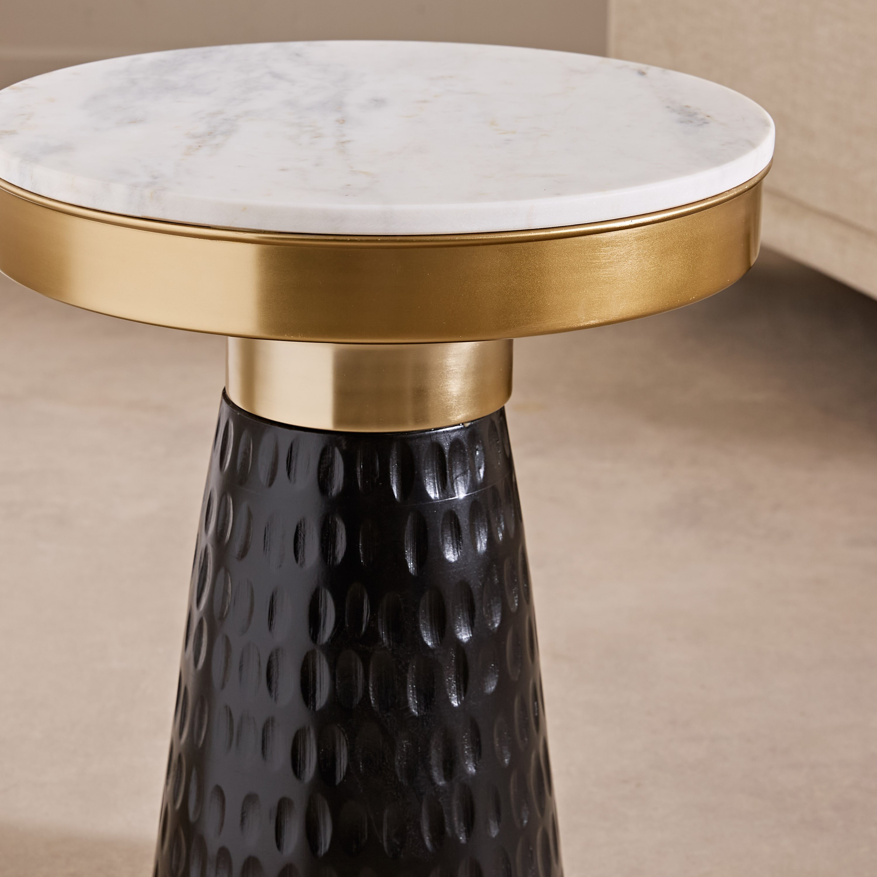 طاولة جانبية بسطح من الرخام الأصلي وقاعدة من الخشب الصلب - جاوري من فيندرا-hbxfurniture-livingroom-endtables-image-4