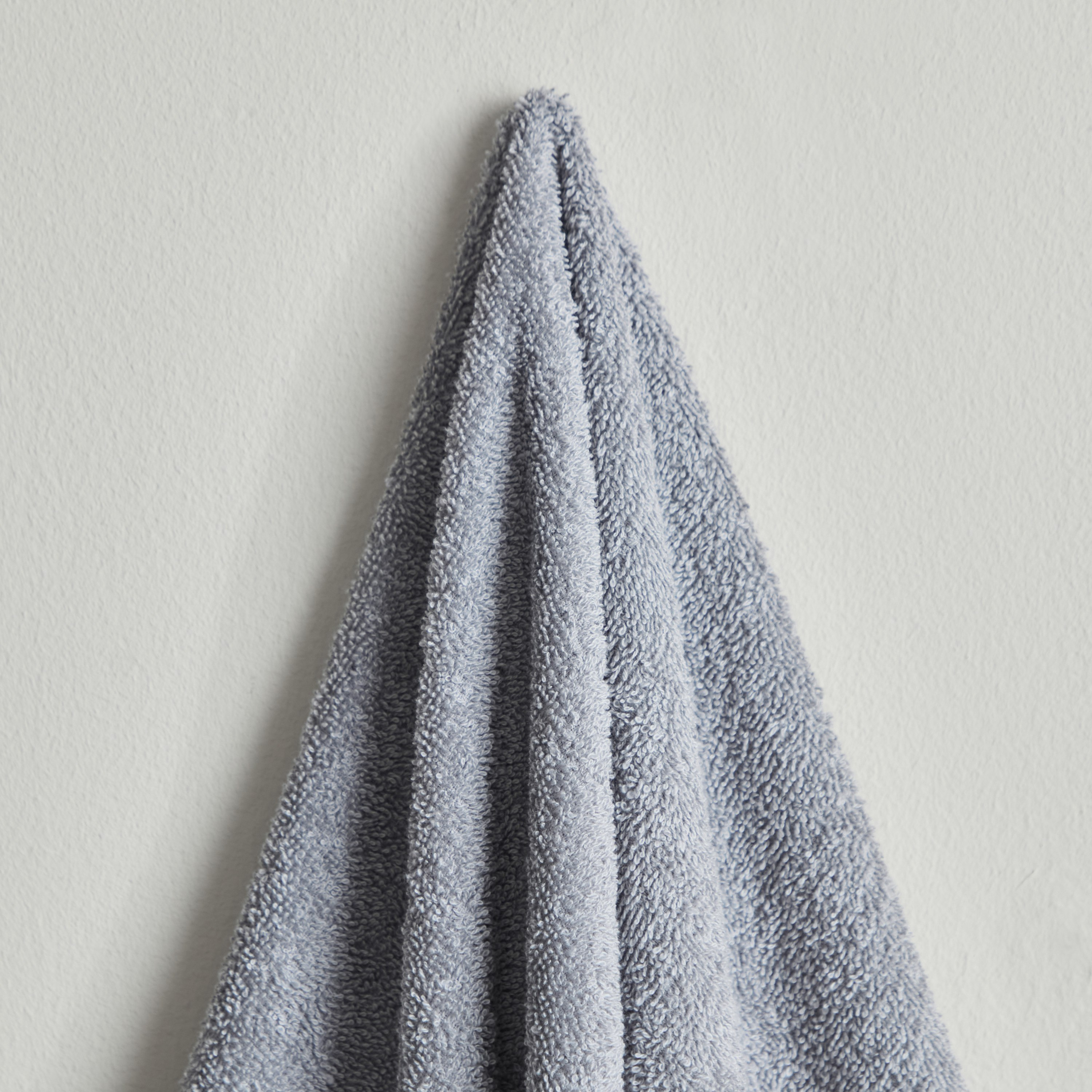 منشفة يد ممشطة من إسنشيال - 50x90 سم-hbxbathroom-bathroomtextiles-image-2