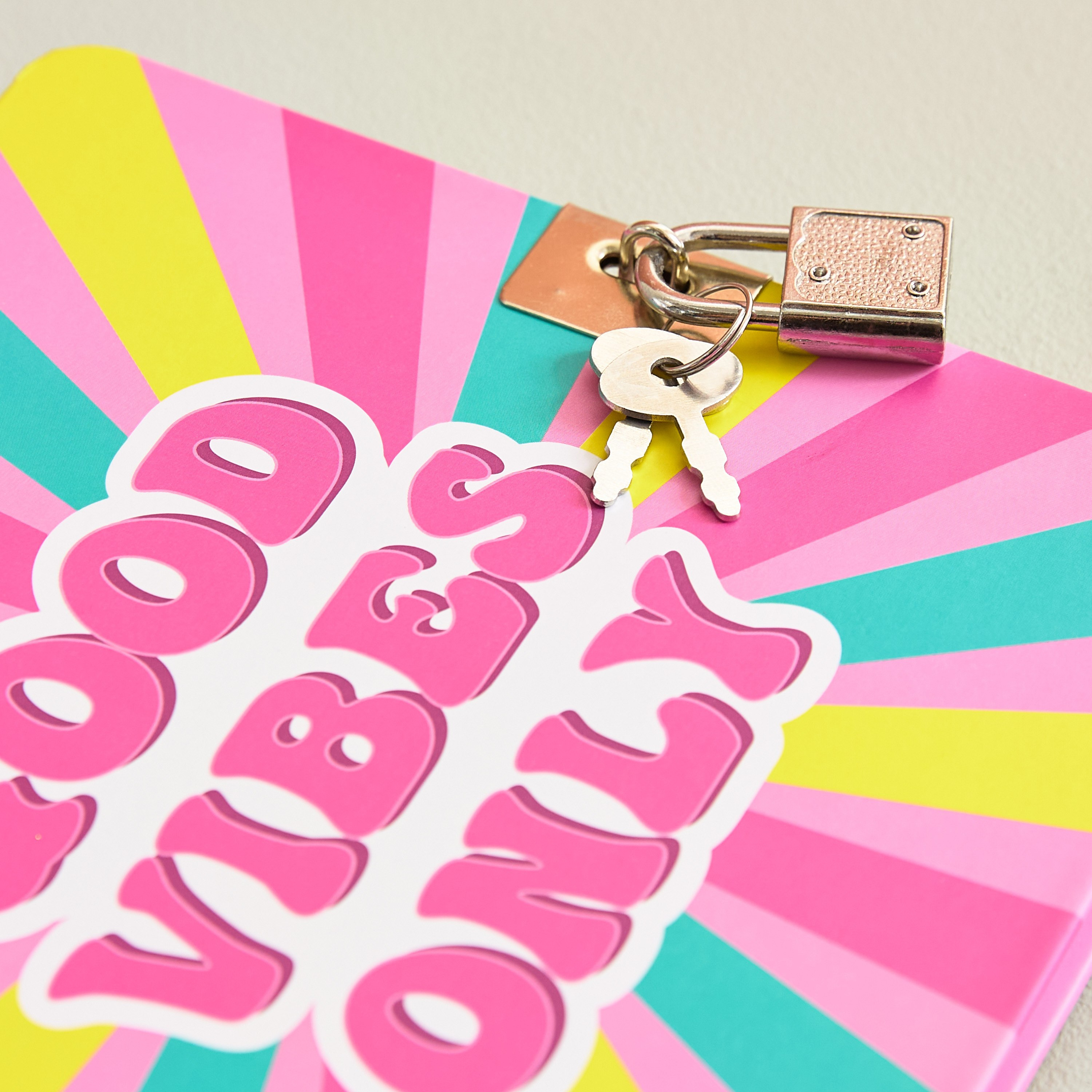 دفتر ملاحظات 80 ورقة قابل للقفل جود فايبس من سكريبل - 15x15 سم-hbxkidsandyouth-playroom-stationery-image-3