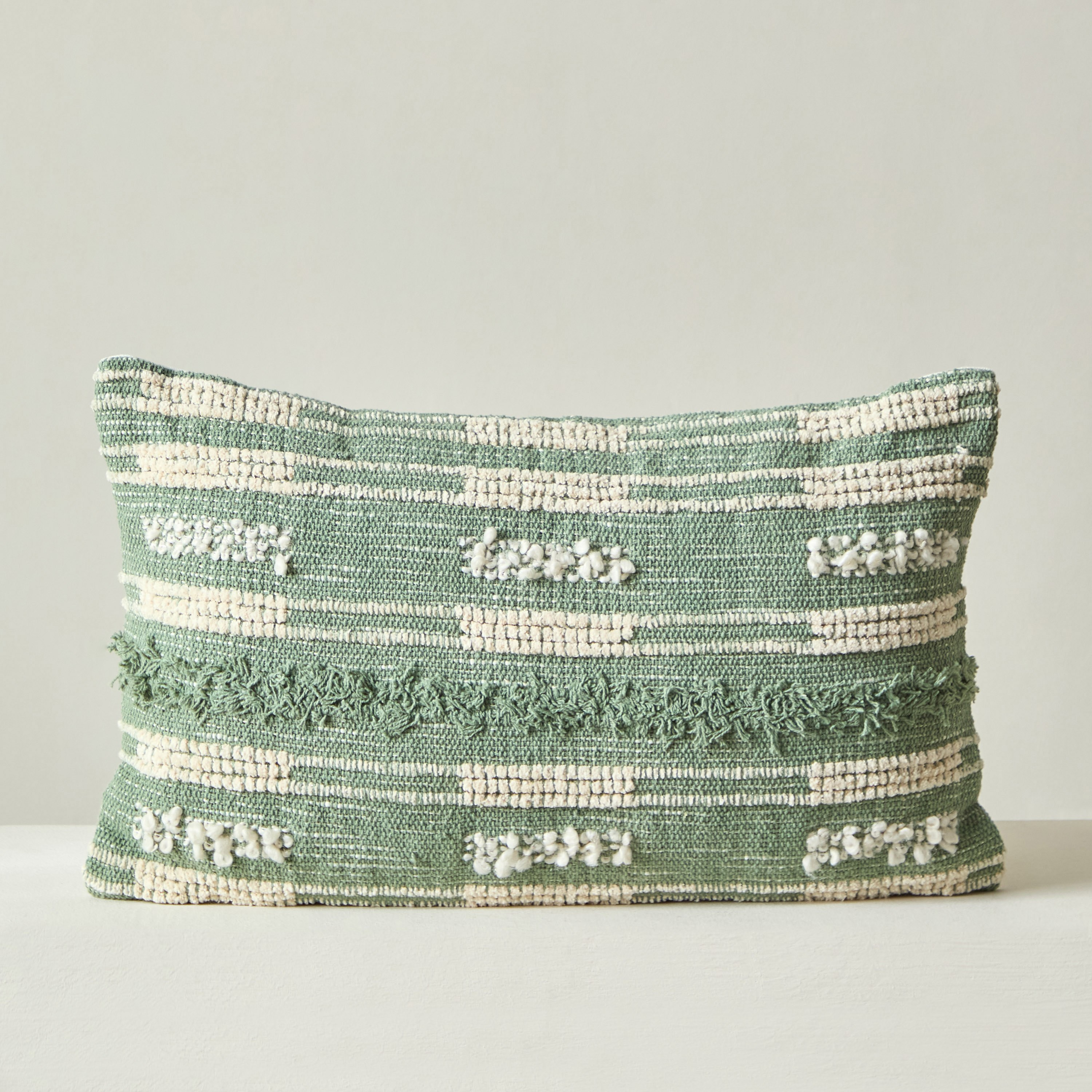 وسادة محشوة بارزة الملمس ميكا من آيزل - 30x50 سم-hbxhomeware-hbxbedroom-image-1