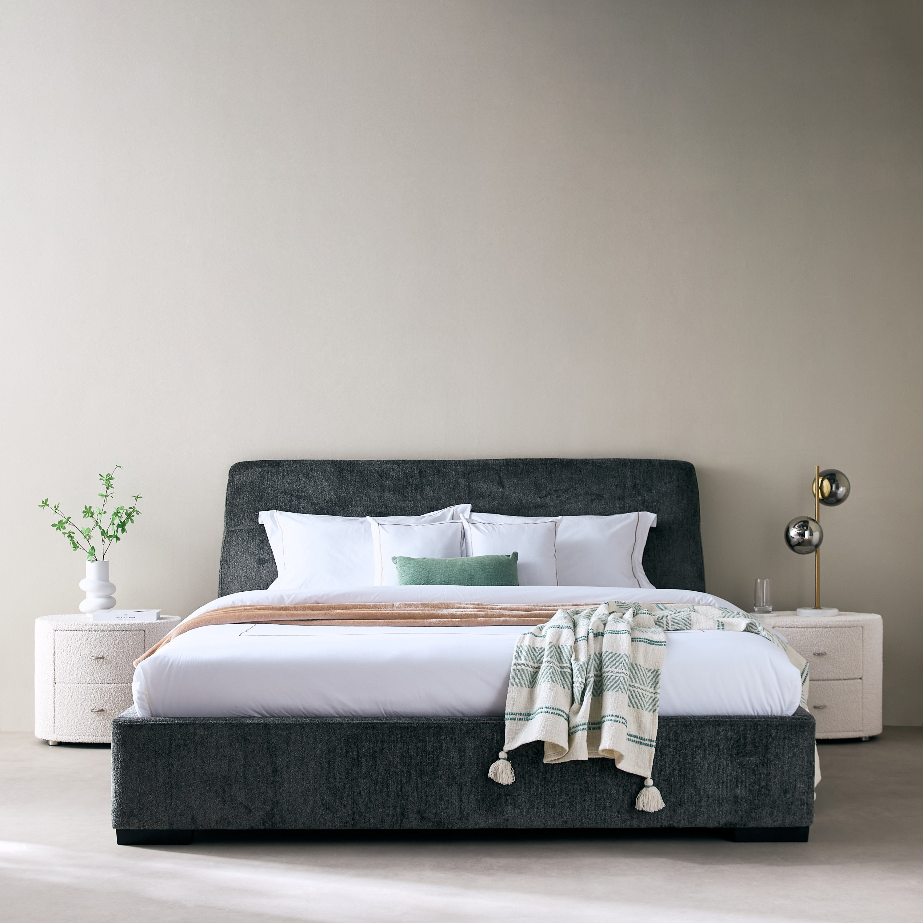 طاولة سرير جانبية منجدة بدرجين من دونا برنارد-PROMO_HB_AE_HBX10_TH1000_NEW_031025-image-8