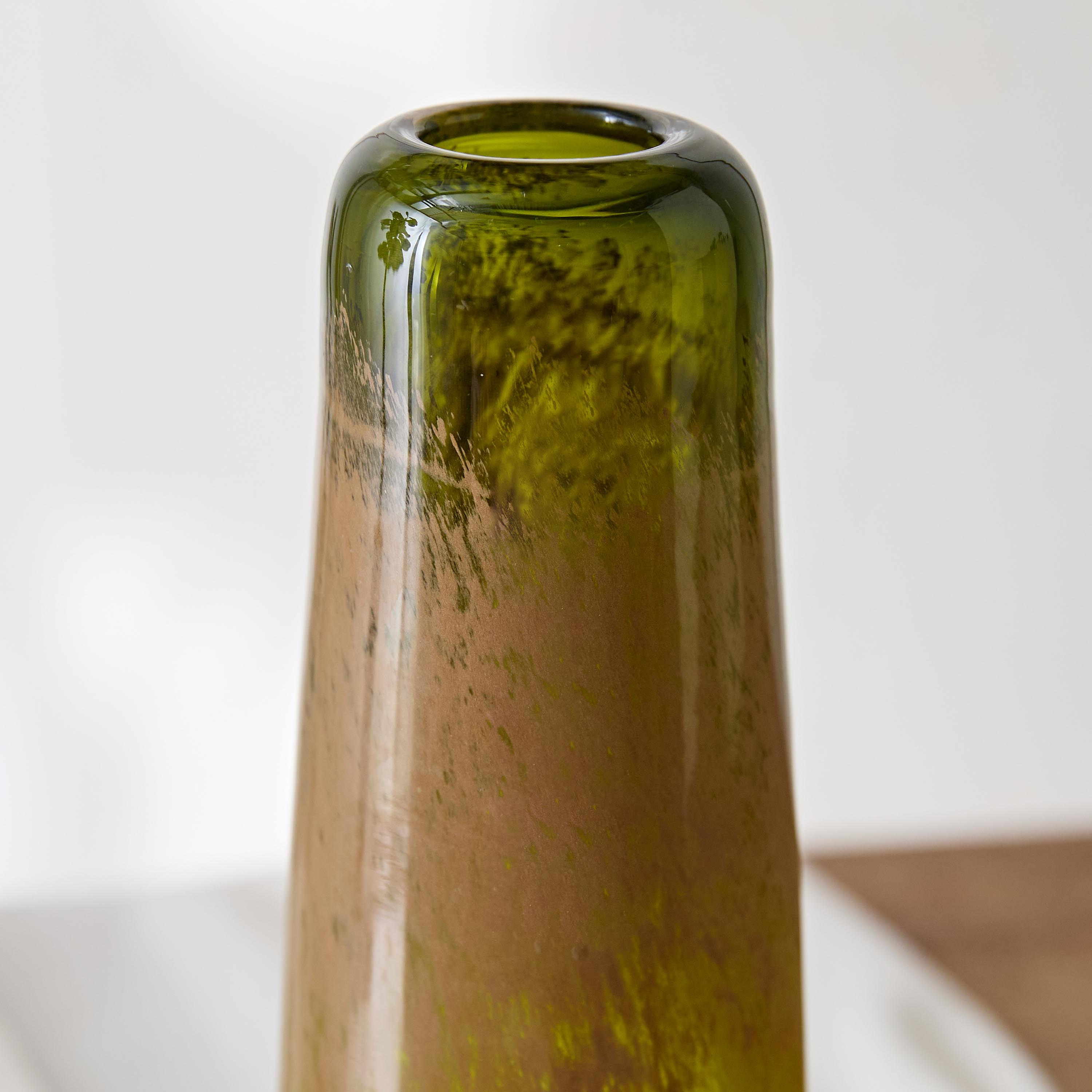 مزهرية مصنوعة يدويًا من الزجاج الفاخر من ريفا - 11.5x11.5x31 سم-hbxhomeware-hbxdecorandfurnishings-image-3