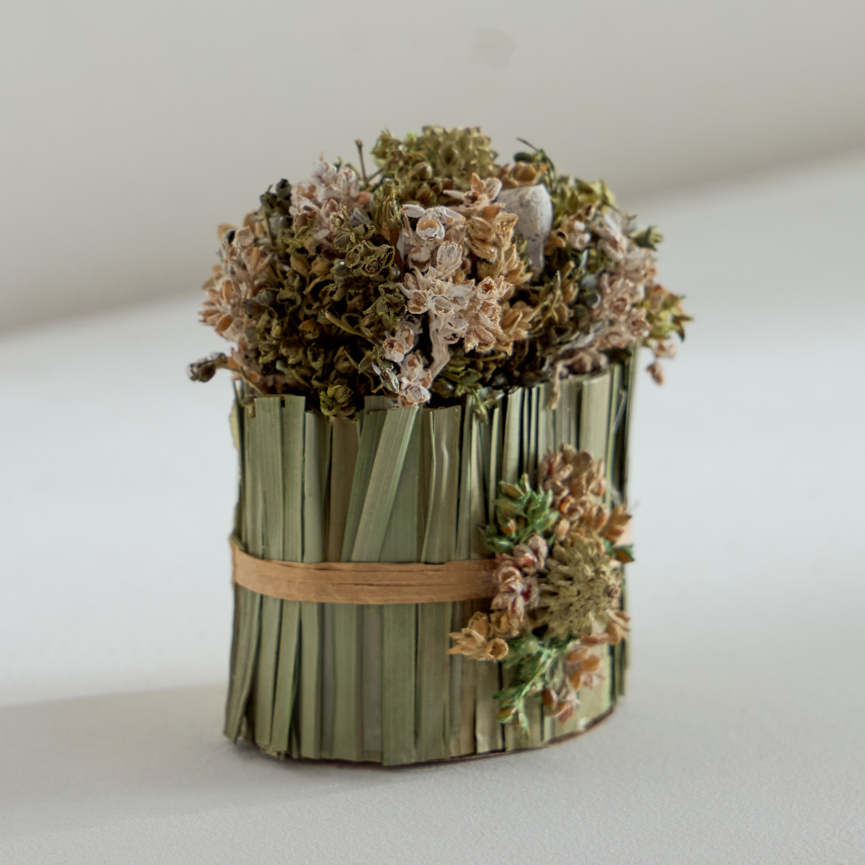 تشكيلة من الأعشاب المختلطة في وعاء بيضاوي من كيفن - 8x6x8.5 سم-hbxhomeware-hbxdecorandfurnishings-image-1