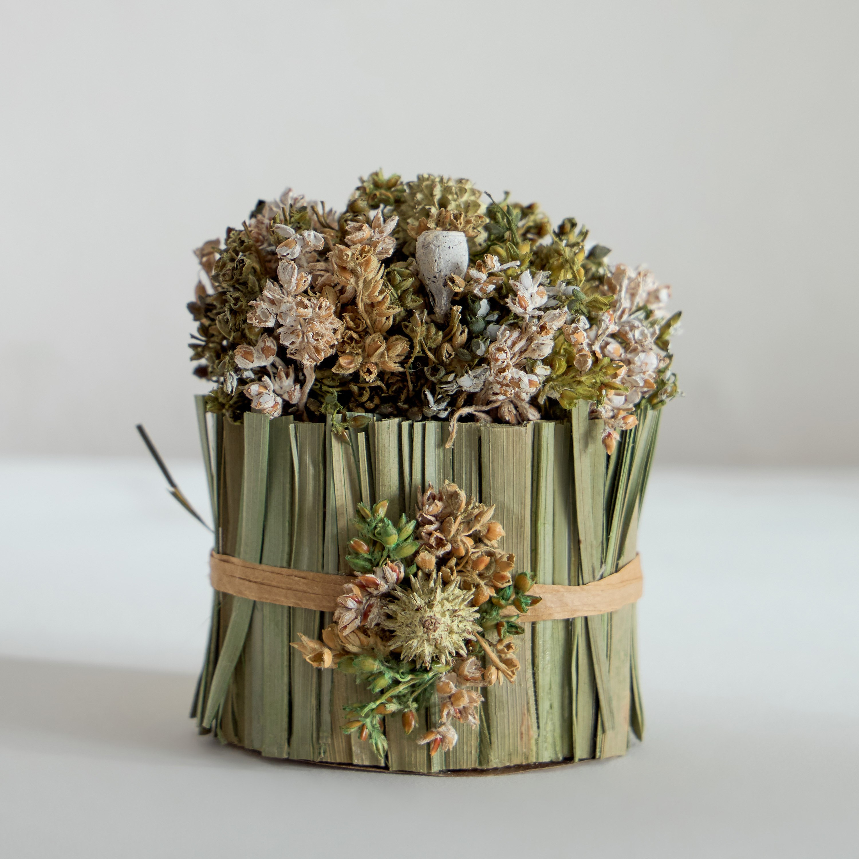 تشكيلة من الأعشاب المختلطة في وعاء بيضاوي من كيفن - 8x6x8.5 سم-hbxhomeware-hbxdecorandfurnishings-image-2