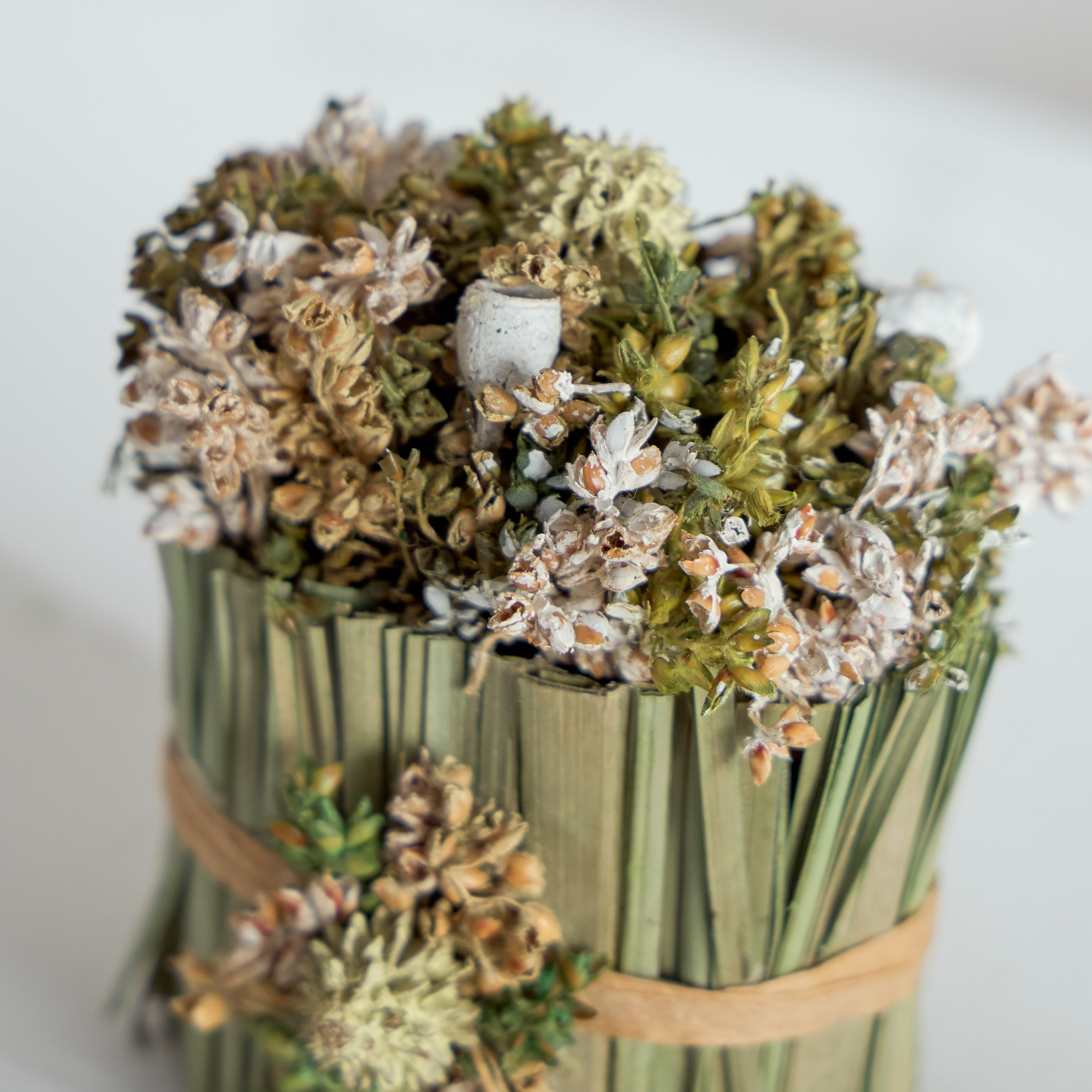 تشكيلة من الأعشاب المختلطة في وعاء بيضاوي من كيفن - 8x6x8.5 سم-hbxhomeware-hbxdecorandfurnishings-image-3
