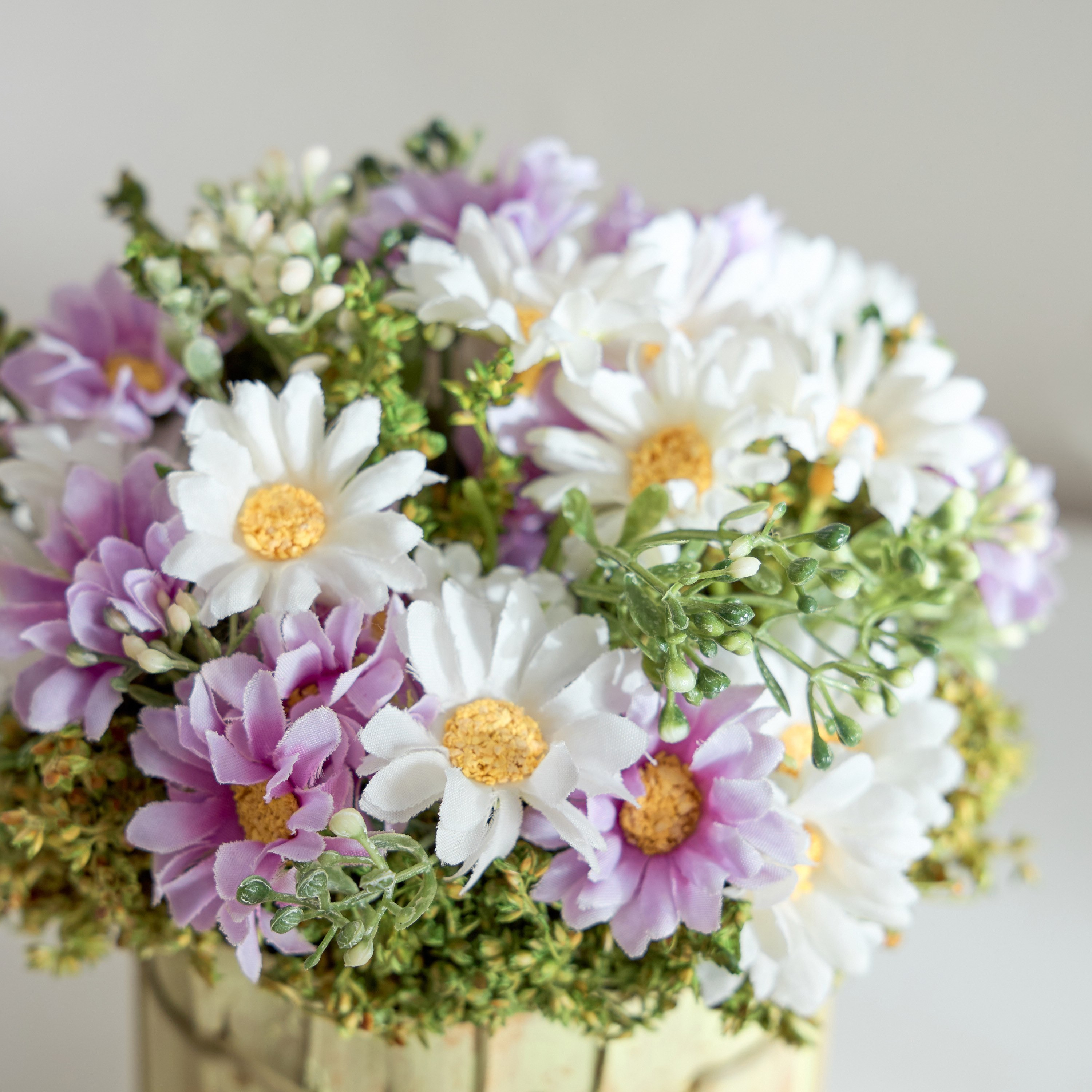 Caven Daisy Arrangement in Todi Leaf Planter - 16x16x20 cm-hbxhomeware-hbxdecorandfurnishings-image-3