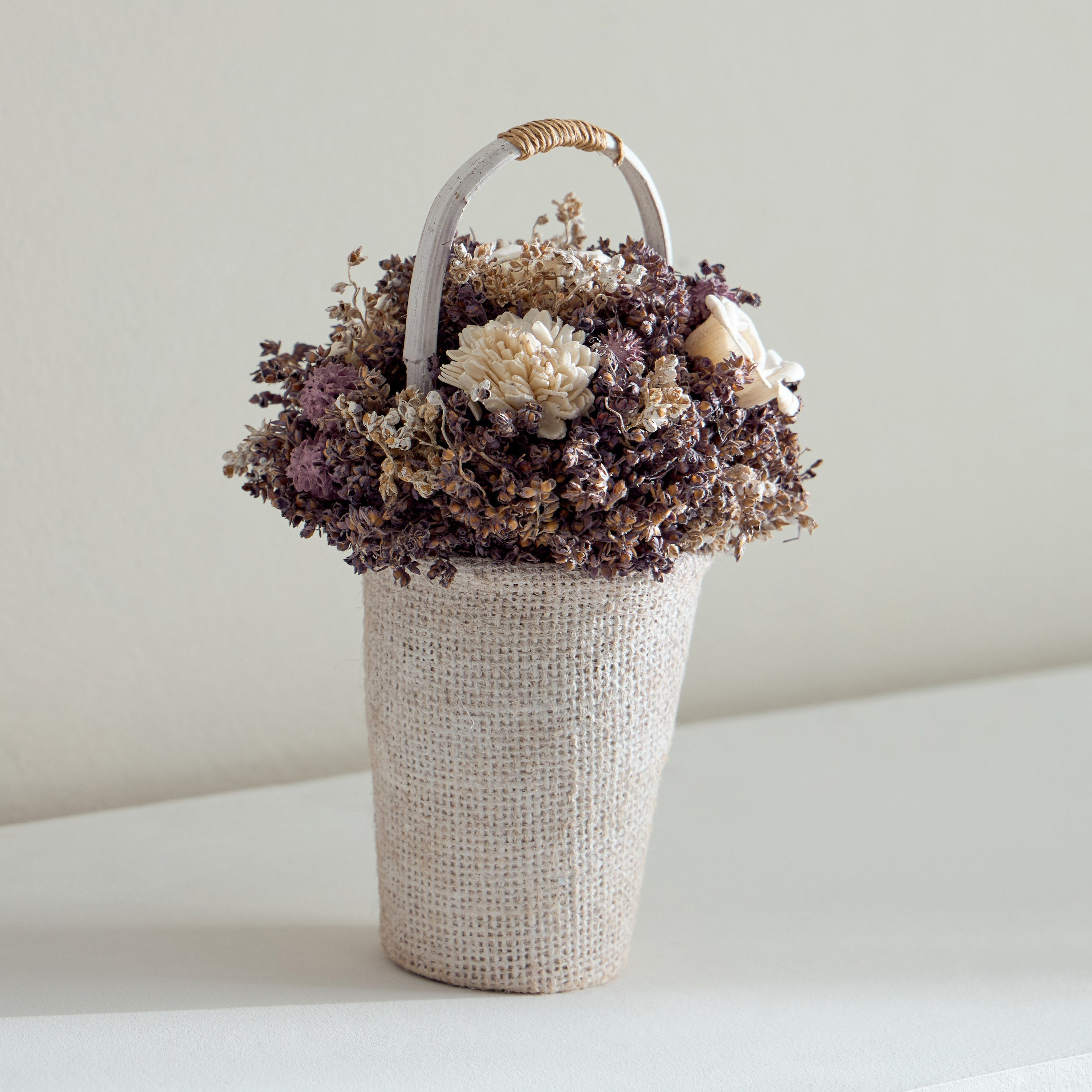 باقة من نباتات شولا في وعاء من الجوت من كيفن- 13×13×21 سم-hbxhomeware-hbxdecorandfurnishings-image-1